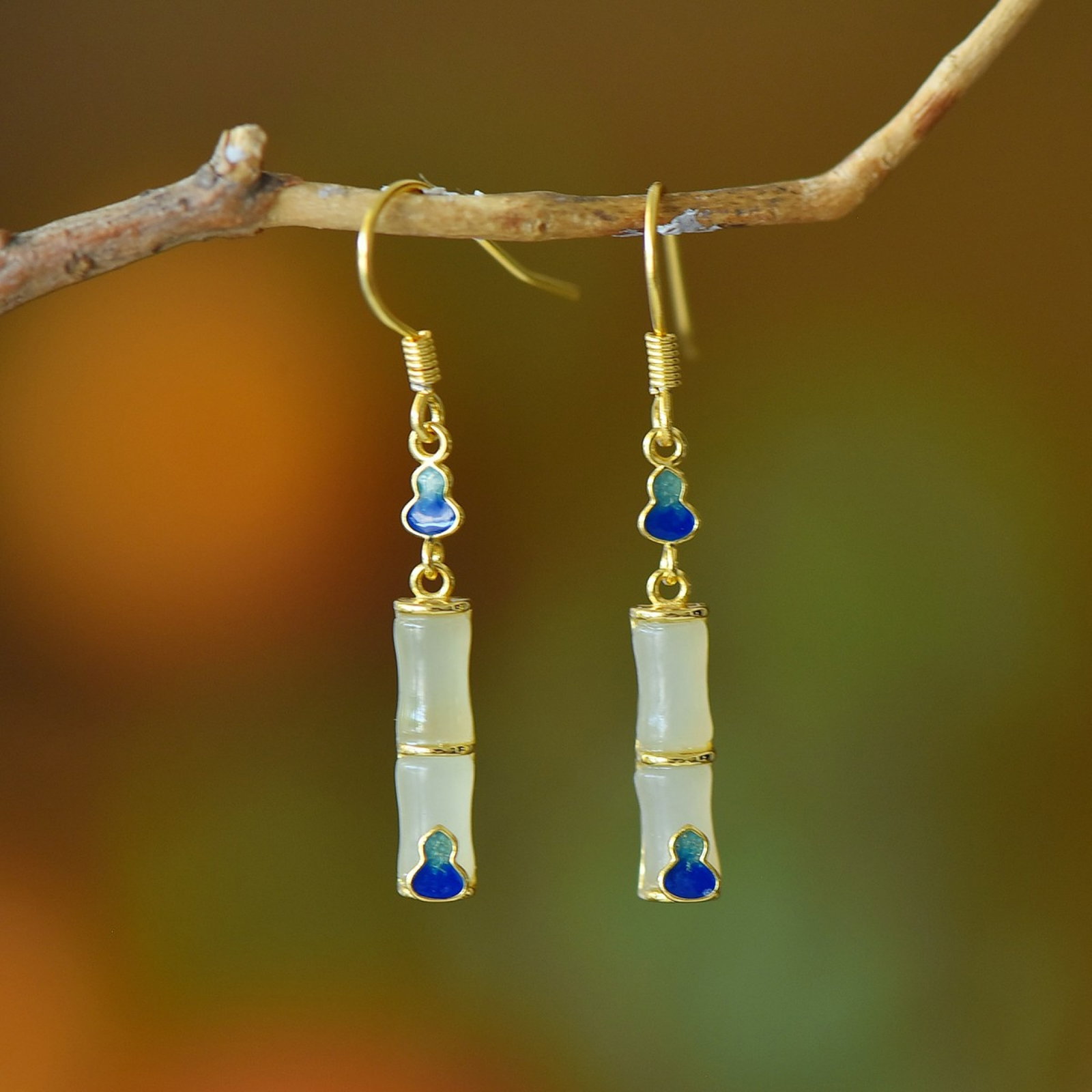 A Pair of Exquisite Sterling Silver-Gold Plated Inlaid White Jade Earrings: A Pair of Exquisite Sterling Silver-Gold Plated Inlaid White Jade Earrings,Size:0.2inx0.3in 一对纯银镀金镶白玉耳环