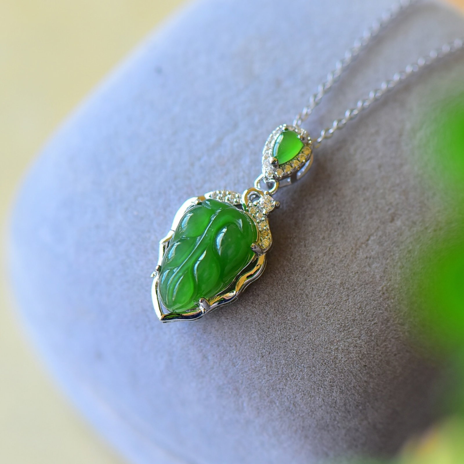 An Exquisite Sterling Silver Inlaid Jasper Necklace,Inlaid Diamond: An Exquisite Sterling Silver Inlaid Jasper Necklace,Inlaid Diamond,Size:0.5inx1.1in 纯银镶碧玉项链,嵌钻石