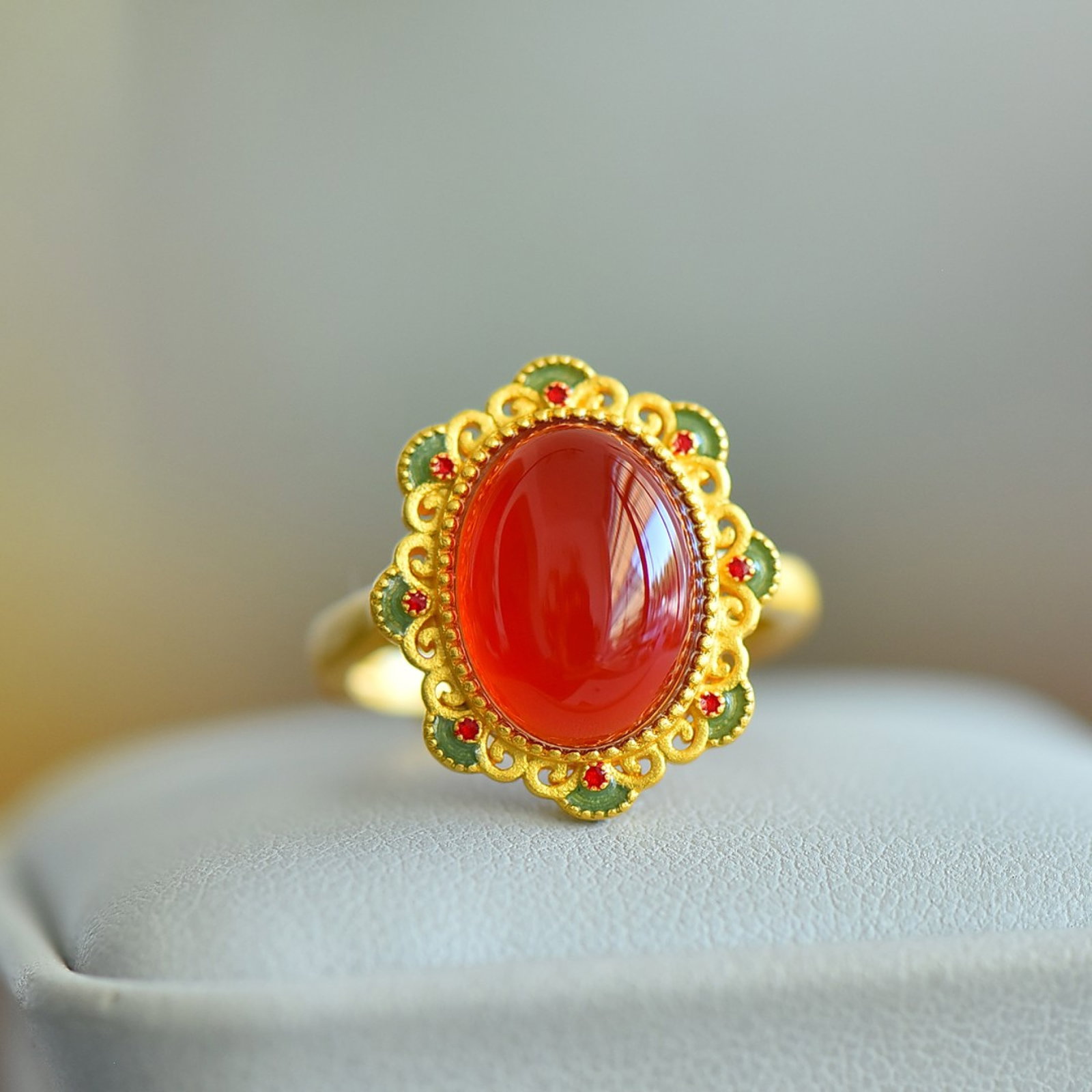 An Exquisite Sterling Silver-Gold Plated Inlaid Agate Ring: An Exquisite Sterling Silver-Gold Plated Inlaid Agate Ring, 纯银镀金镶玛瑙戒指