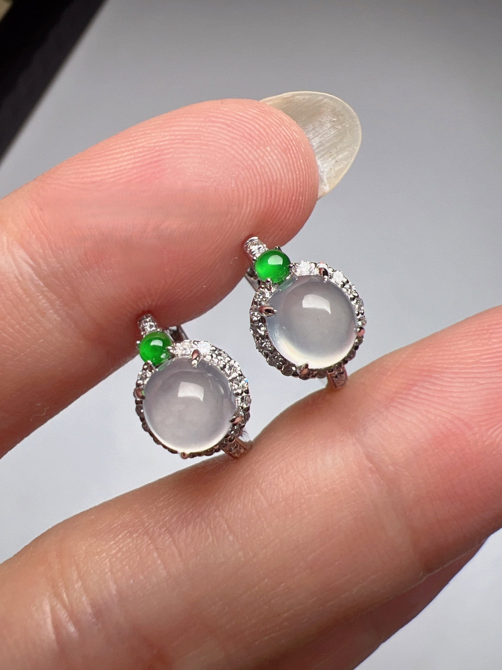 A Pair of Exquisite 18k Gold Diamond Inlaid Jadeite Earrings: A Pair of Exquisite 18k Gold Diamond Inlaid Jadeite Earrings,Size:0.4inx0.3inx0.3in 一对18k金钻石镶嵌翡翠耳环