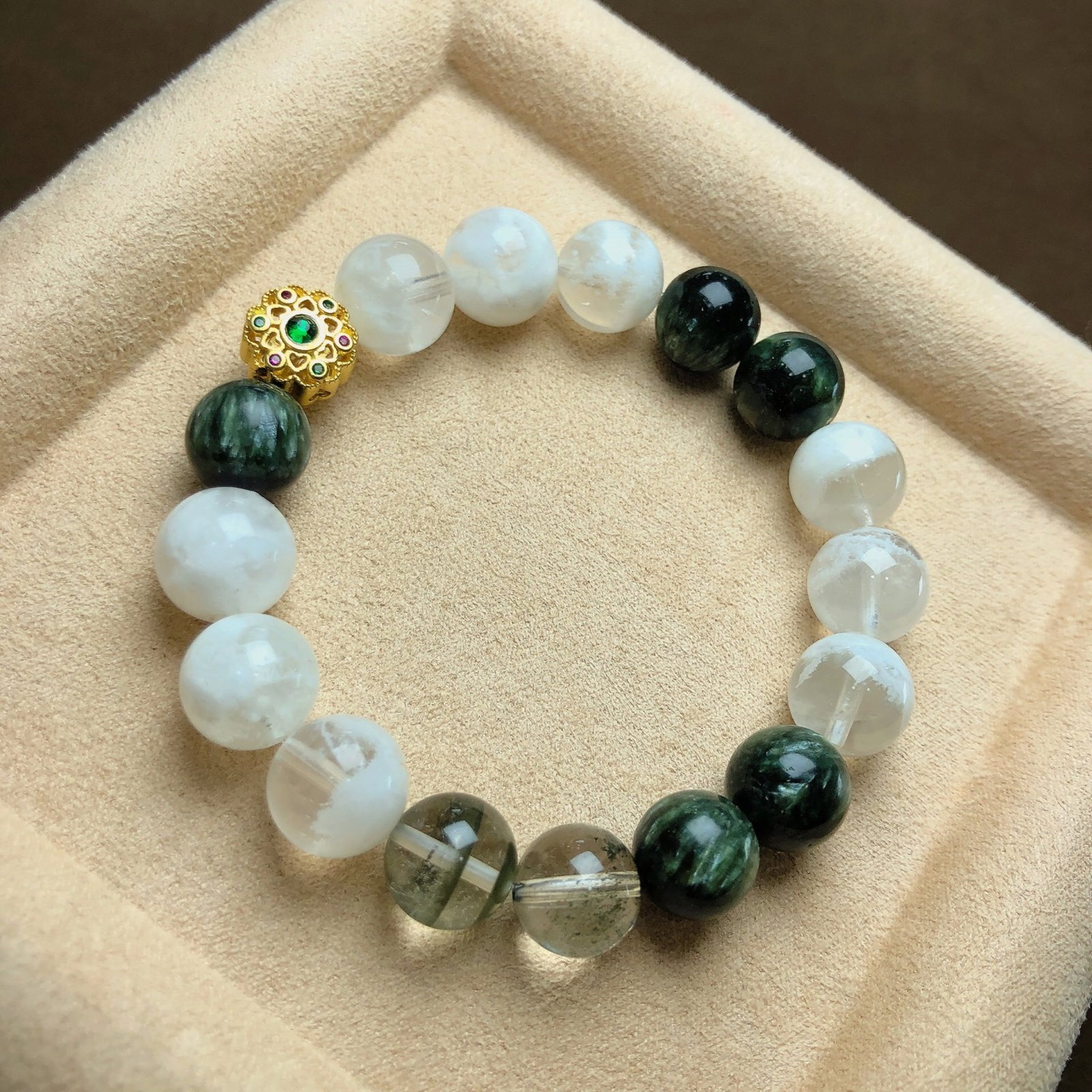 An Exquisite Crystal Bracelets: An Exquisite Crystal Bracelets,Size:0.4in,Weight:29.3g 水晶手串