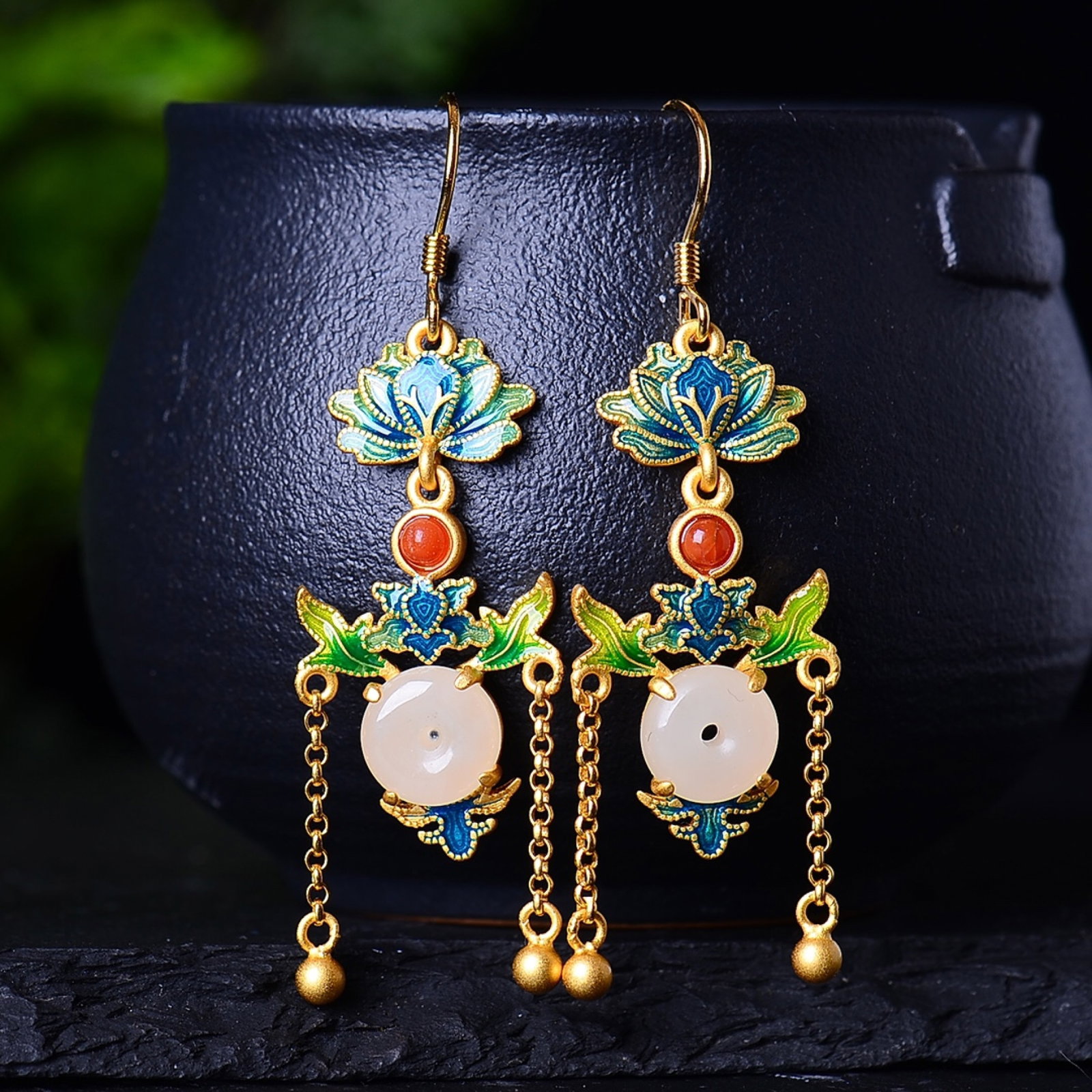 A Pair of Exquisite Sterling Silver-Gold Plated Inlaid White Jade Enamel Earrings: A Pair of Exquisite Sterling Silver-Gold Plated Inlaid White Jade Enamel Earrings,Size:0.3inx0.3in 一对纯银镀金镶白玉珐琅耳Ĩ