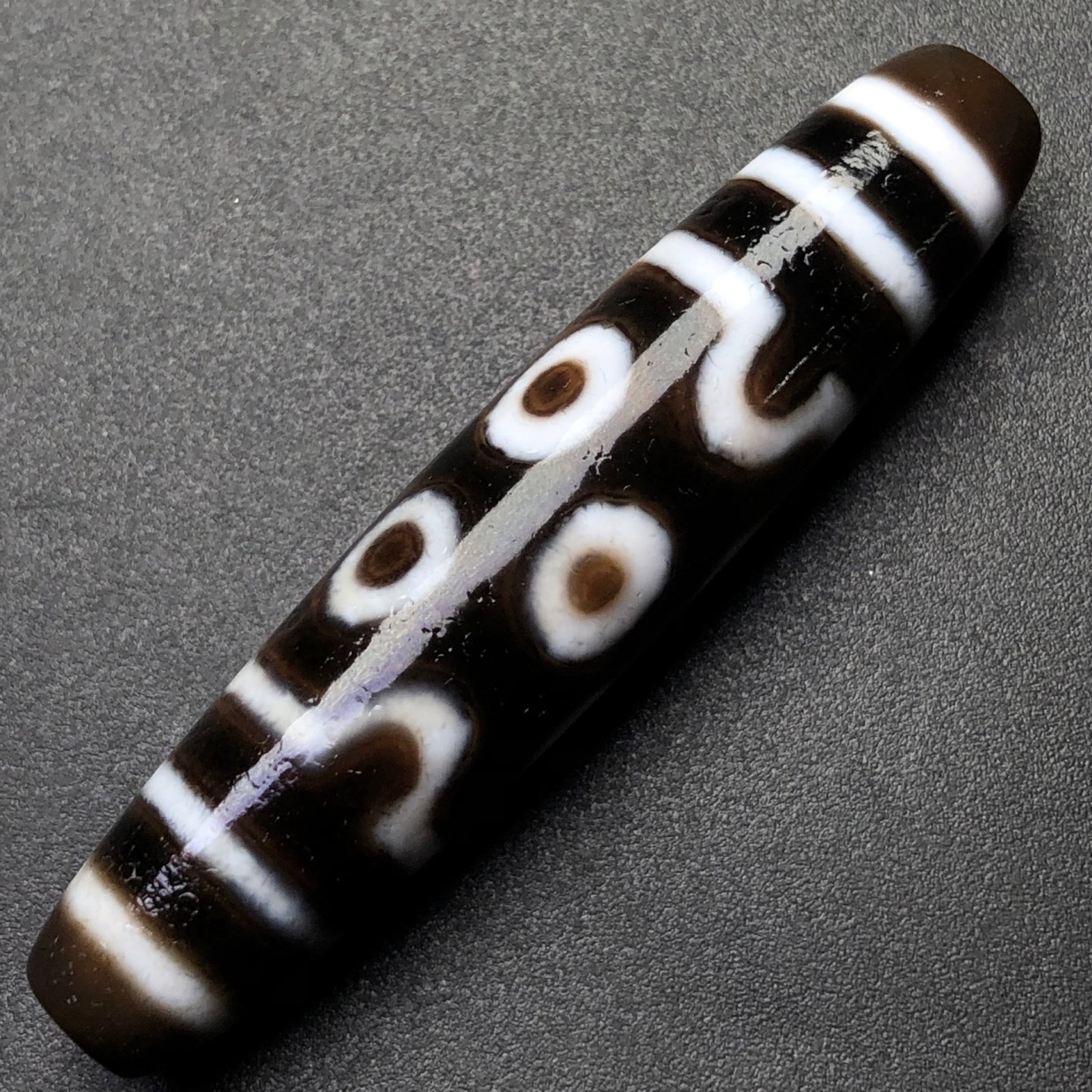 An Exquisite Dzi Bead Pendant: An Exquisite Dzi Bead Pendant,Size:2.2inx0.5in,Weight:12.4g 天珠挂件