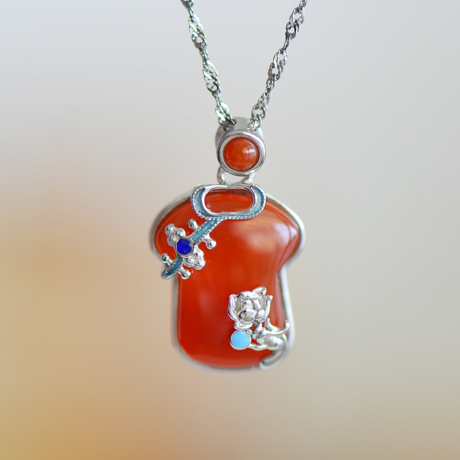 An Exquisite Sterling Silver Inlaid Red Agate Necklace: An Exquisite Sterling Silver Inlaid Red Agate Necklace,Size:0.5inx0.6in 纯银镶红玛瑙项链