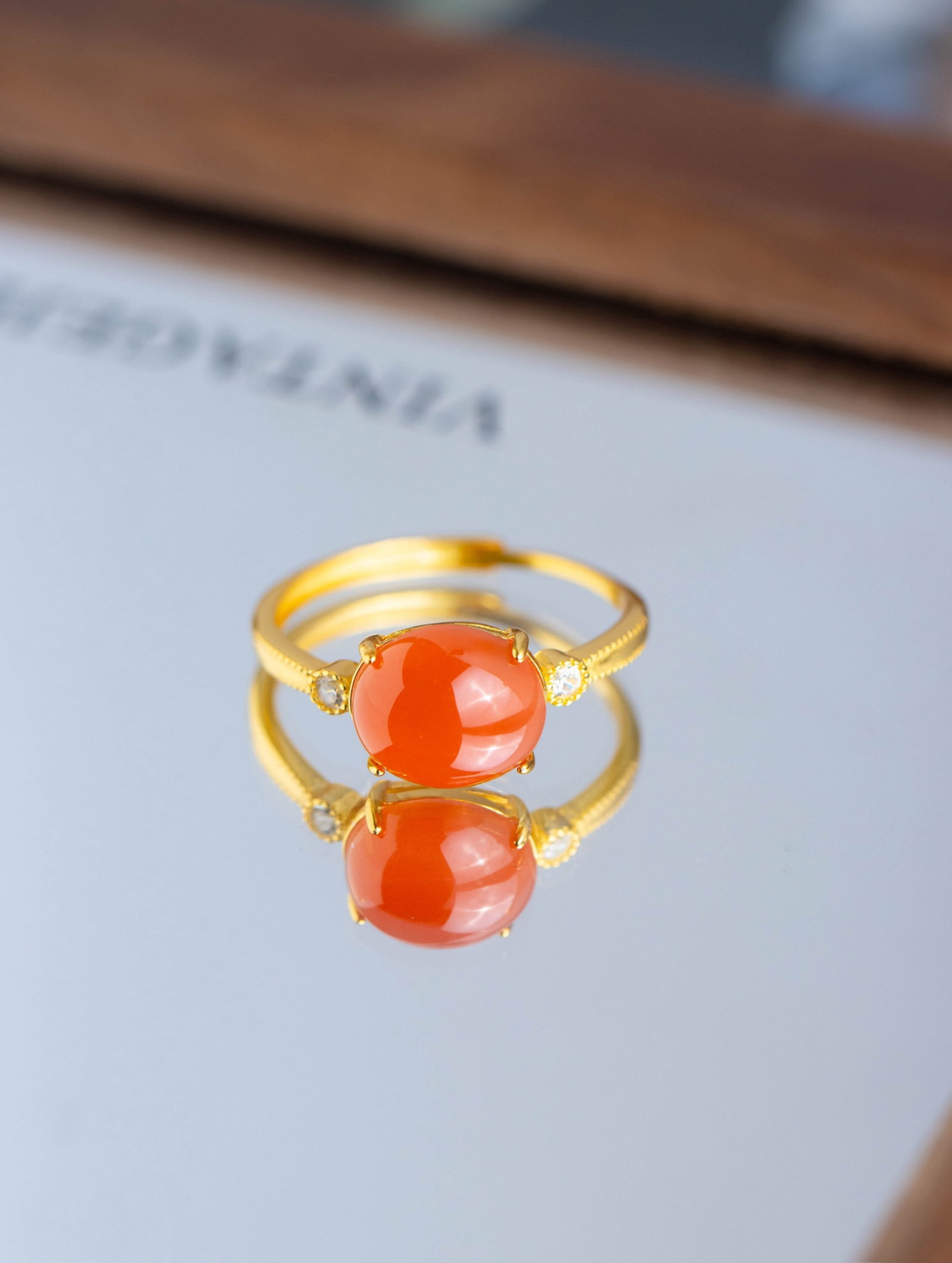 An Exquisite Sterling Silver-Gold Plated Inlaid Agate Ring: An Exquisite Sterling Silver-Gold Plated Inlaid Agate Ring 纯银镀金镶玛瑙戒指