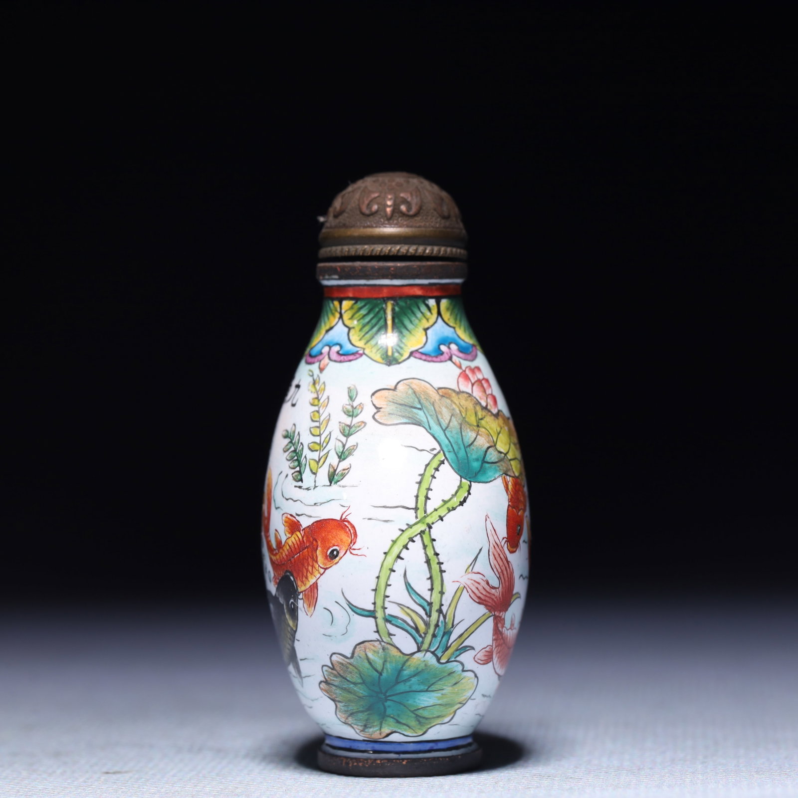 An Exquisite Painted Enamel Fish Pattern Snuff Bottle - 3