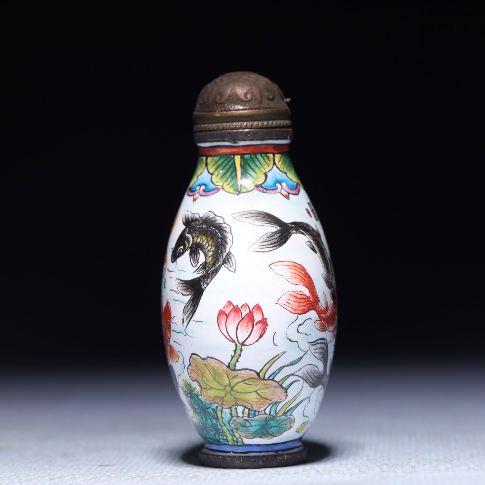 An Exquisite Painted Enamel Fish Pattern Snuff Bottle - 6