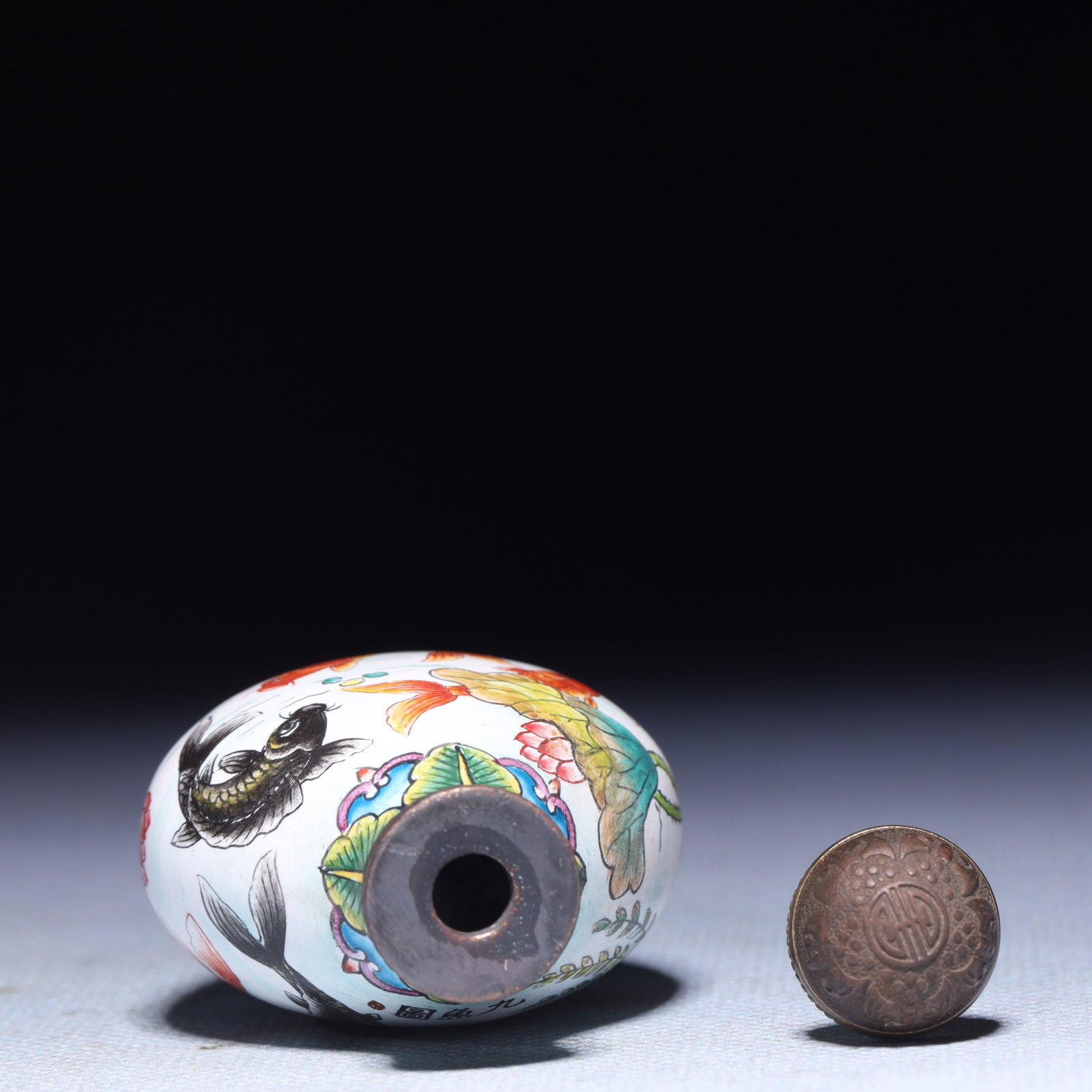 An Exquisite Painted Enamel Fish Pattern Snuff Bottle - 7