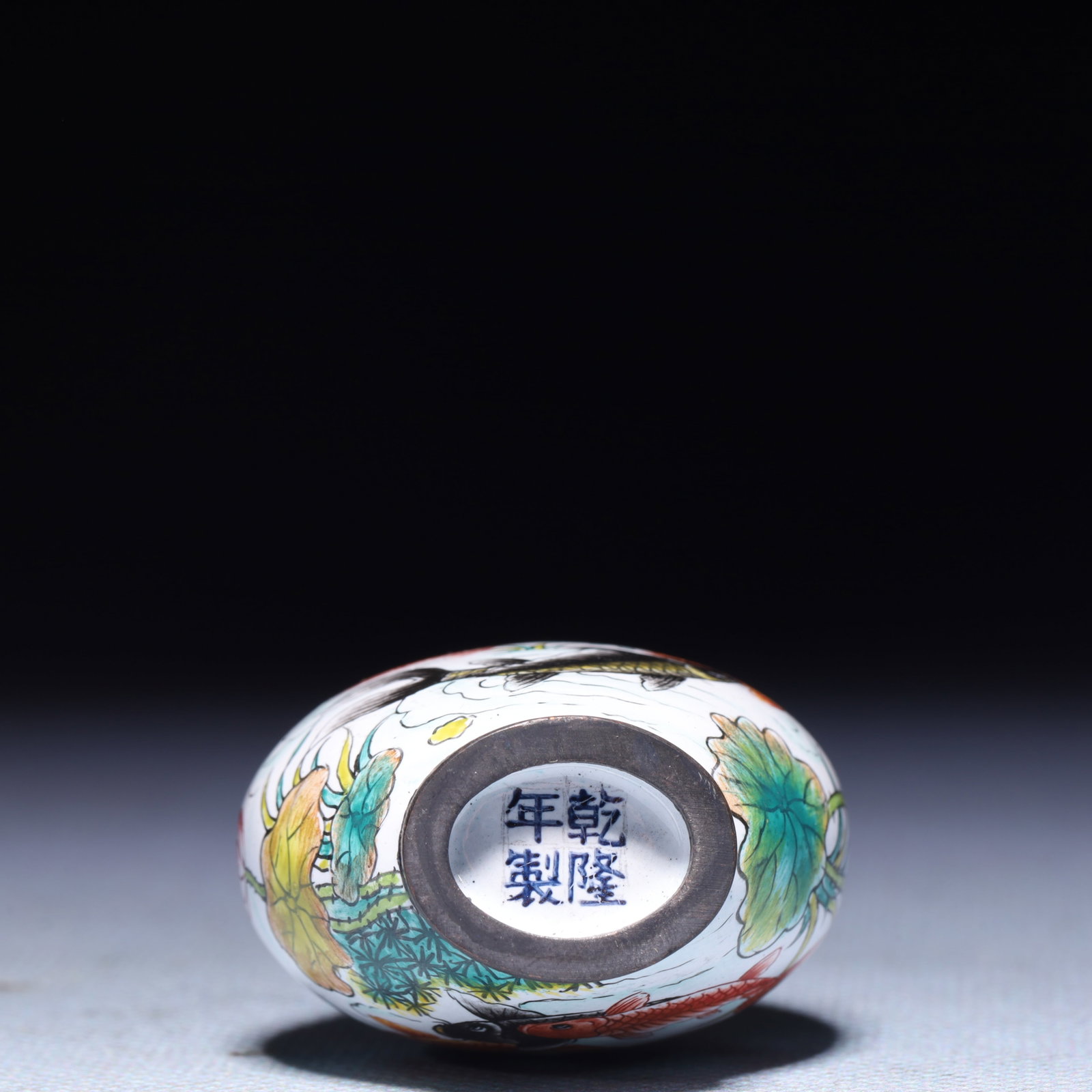 An Exquisite Painted Enamel Fish Pattern Snuff Bottle - 8