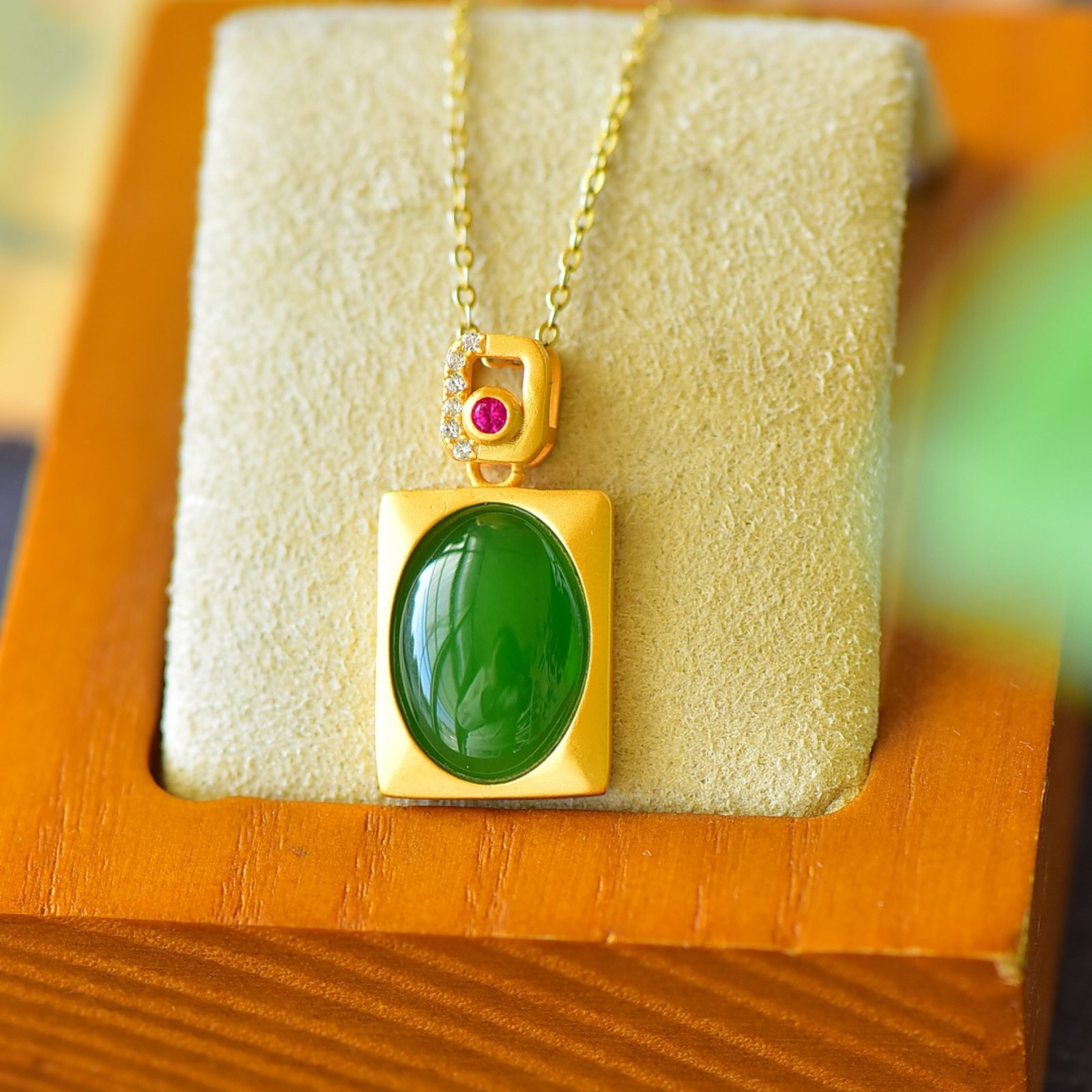 An Exquisite Sterling Silver-Gold Plated Inlaid Jasper Necklace,Inlaid Diamond: An Exquisite Sterling Silver-Gold Plated Inlaid Jasper Necklace,Inlaid Diamond,Size:0.5inx0.9in 纯银镀金镶碧玉项链,嵌钻石