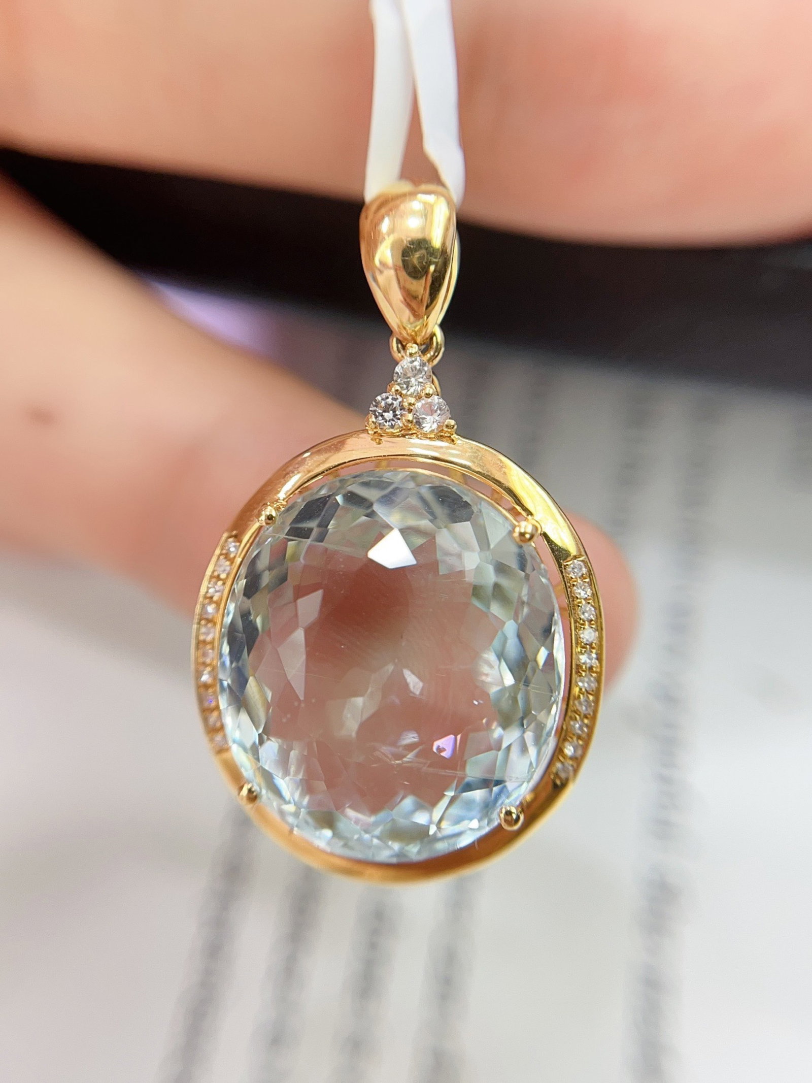 A Exquisite 18k Gold Inlaid 15.05ct Natural Aquamarine Pendant,Inlaid Diamond: A Exquisite 18k Gold Inlaid 15.05ct Natural Aquamarine Pendant,Inlaid Diamond,Total Weight:4.72g 18k金镶 15.05ct