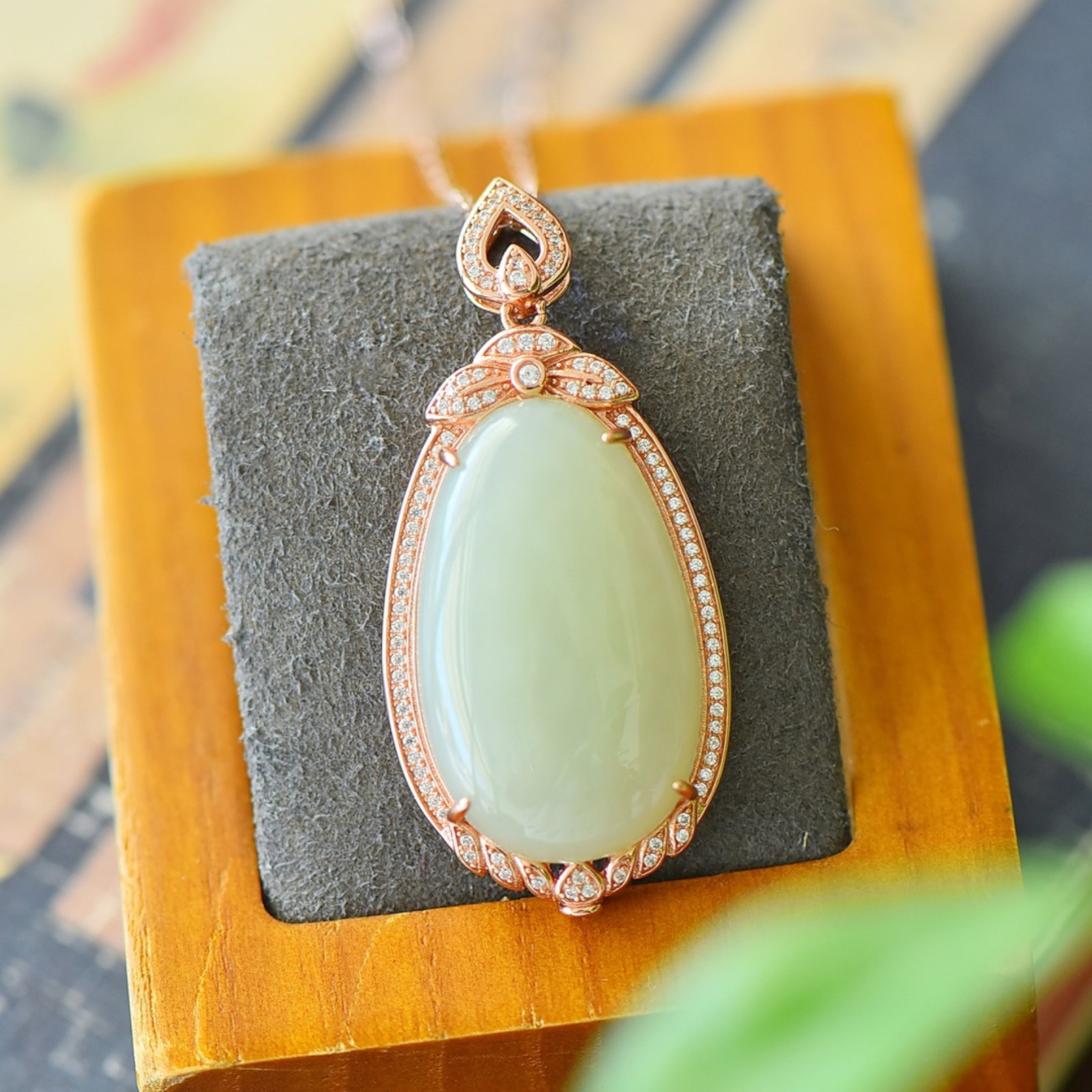 An Exquisite Sterling Silver Inlaid White Jade Necklace,Inlaid Diamond: An Exquisite Sterling Silver Inlaid White Jade Necklace,Inlaid Diamond,Size:0.8inx1.8in 纯银镶白玉项链,嵌钻石