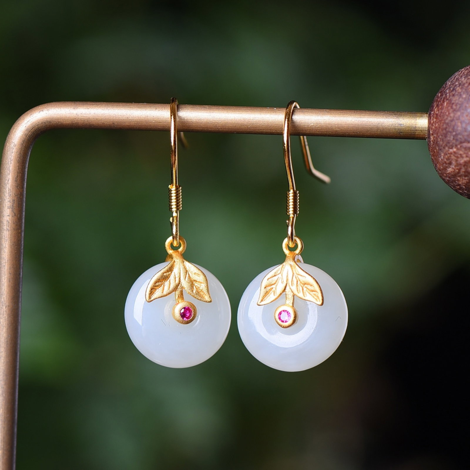 A Pair of Exquisite Sterling Silver-Gold Plated Inlaid White Jade Earrings: A Pair of Exquisite Sterling Silver-Gold Plated Inlaid White Jade Earrings,Size:0.5inx0.5in 一对纯银镀金镶白玉耳环