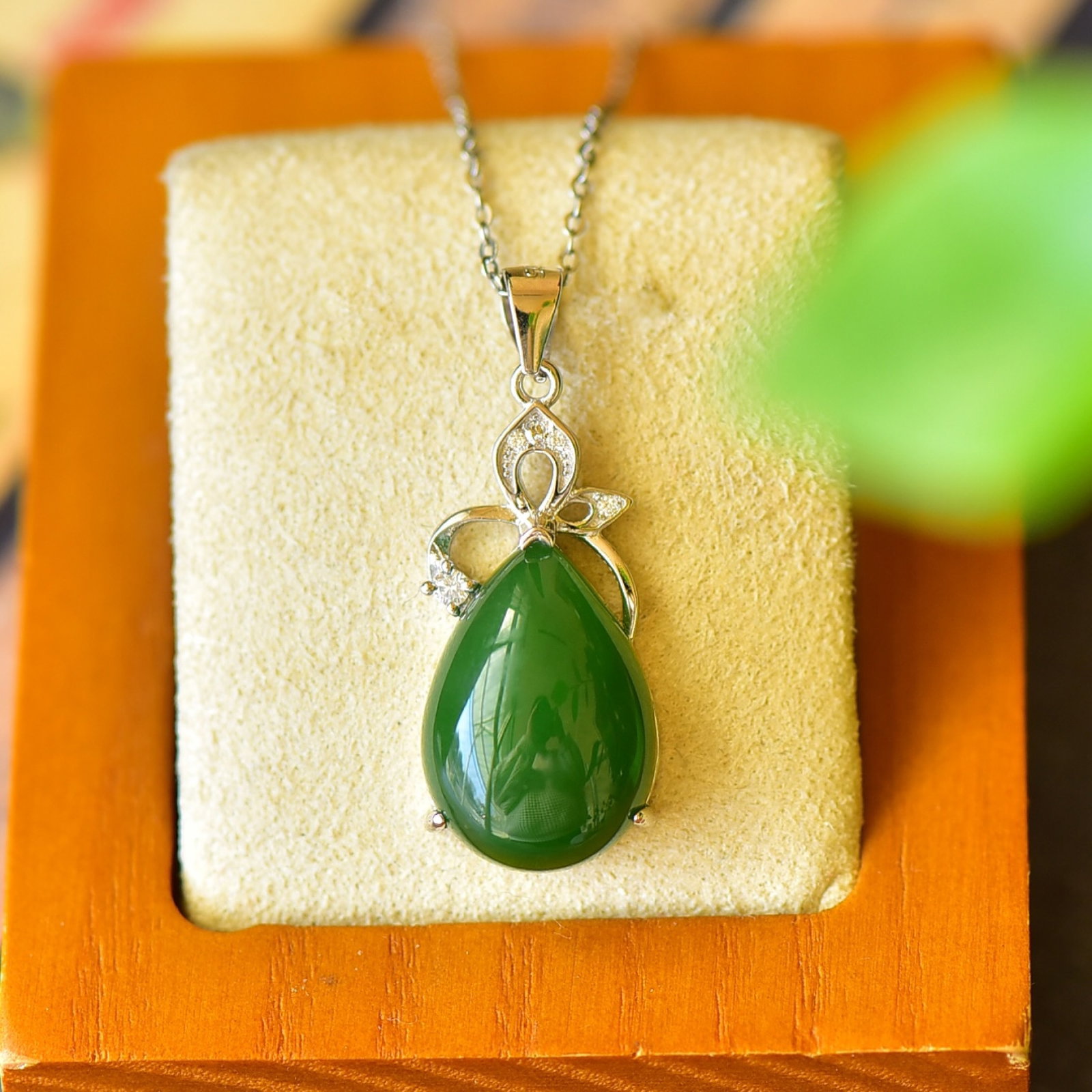 An Exquisite Sterling Silver Inlaid Jasper Necklace,Inlaid Diamond: An Exquisite Sterling Silver Inlaid Jasper Necklace,Inlaid Diamond,Size:0.5inx1.3in 纯银镶碧玉项链,嵌钻石