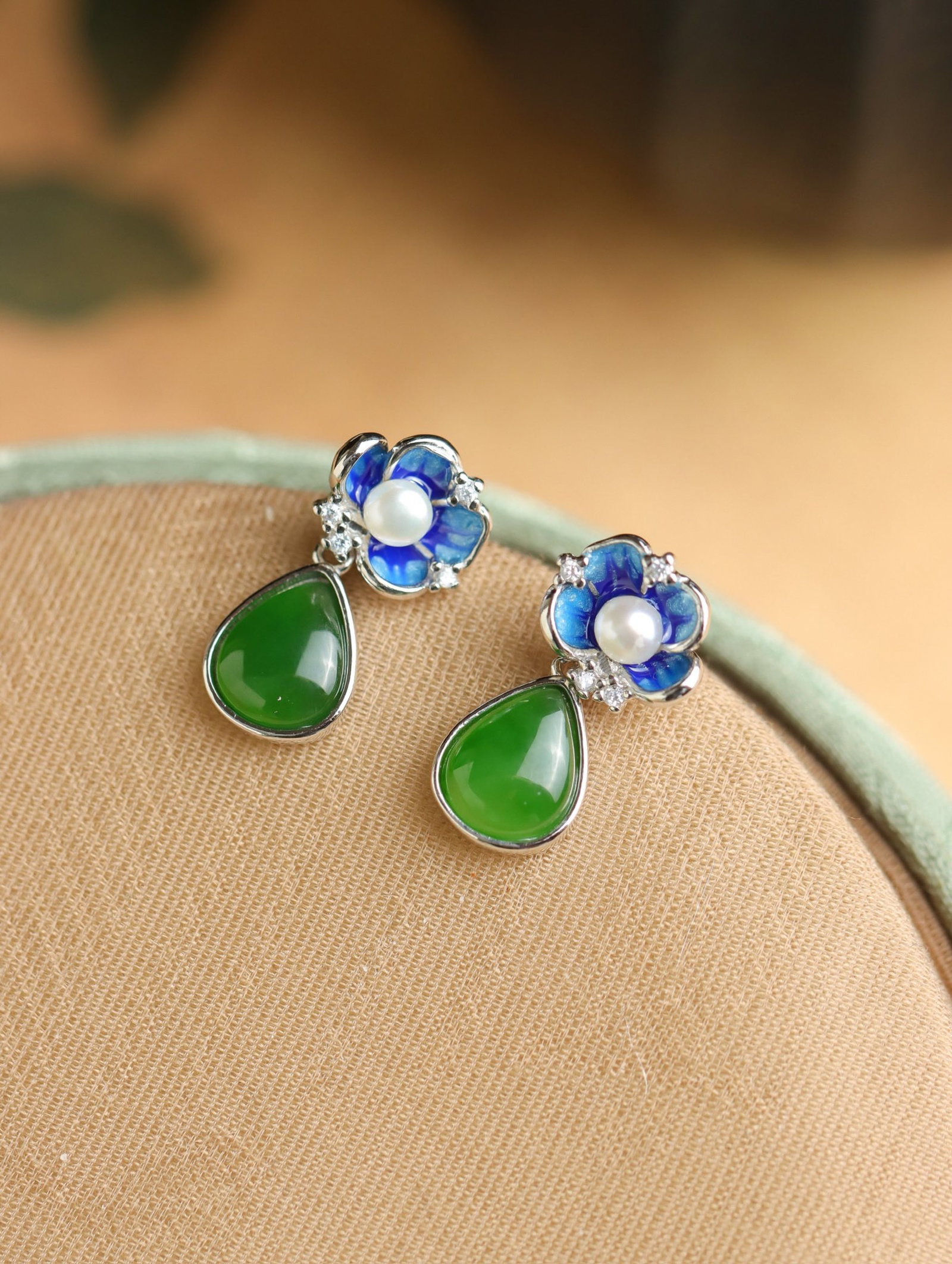 A Pair of Exquisite Sterling Silver Inlaid Jasper Earrings, Inlaid Pearls: A Pair of Exquisite Sterling Silver Inlaid Jasper Earrings, Inlaid Pearls 一对纯银镶碧玉耳环,嵌珍珠