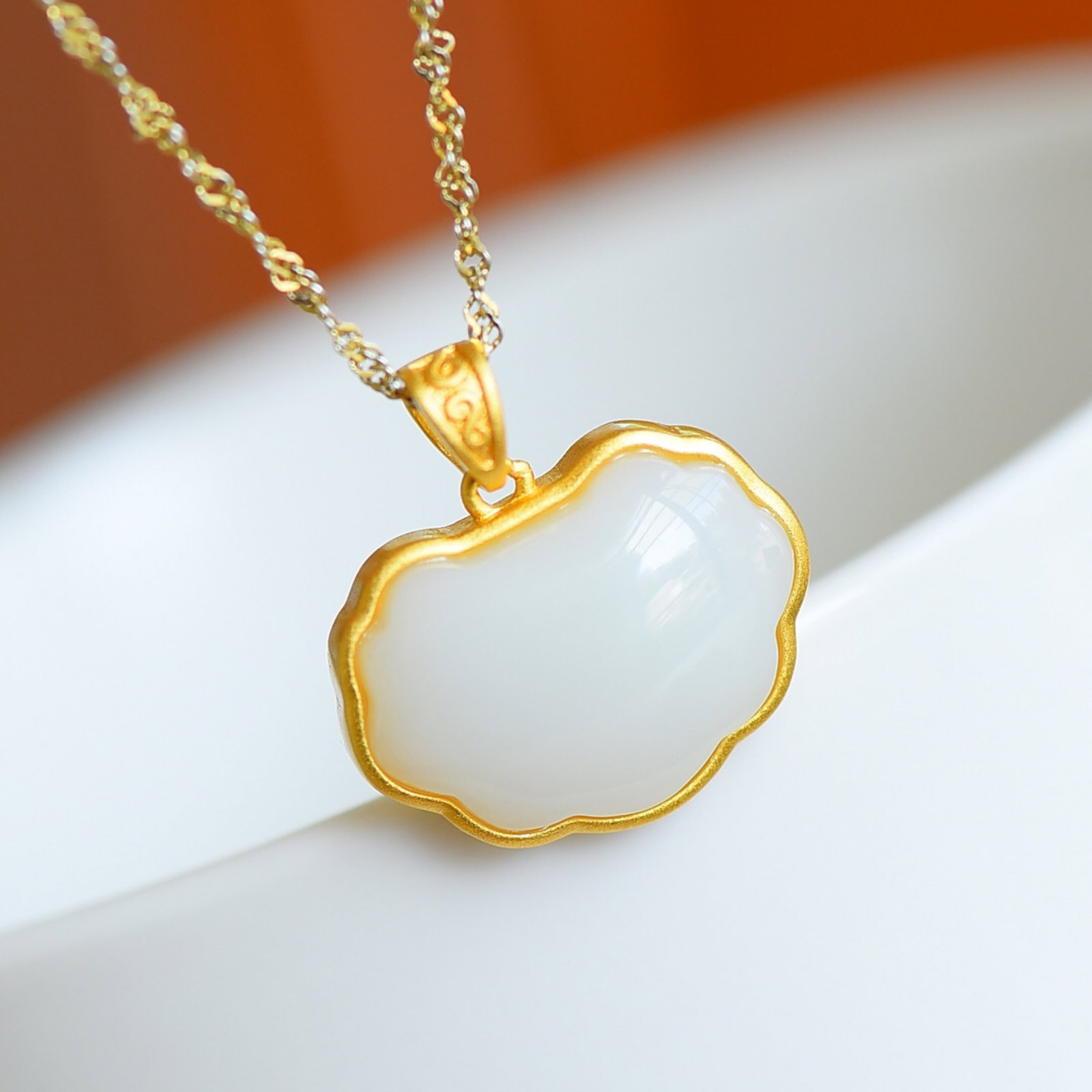 An Exquisite Sterling Silver-Gold Plated Inlaid White Jade Necklace: An Exquisite Sterling Silver-Gold Plated Inlaid White Jade Necklace,Size:0.5inx0.7in 纯银镀金镶白玉项链