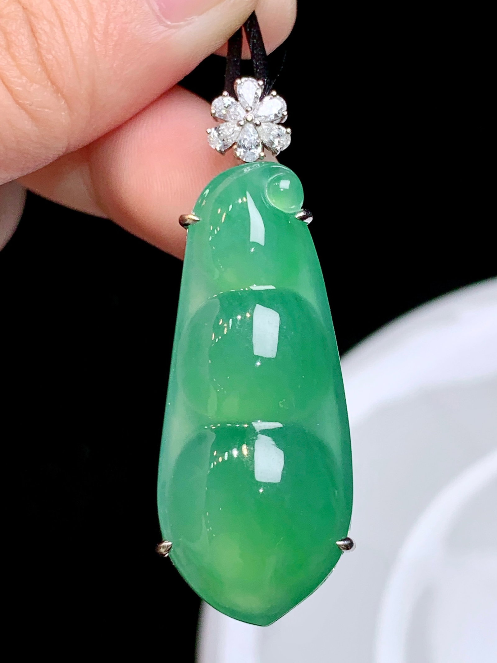 An Exquisite 18k Gold Diamond Inlaid Jadeite Pendant: An Exquisite 18k Gold Diamond Inlaid Jadeite Pendant,Size(Loose Stone):1.5inx0.6inx0.2in 18k金钻镶嵌翡翠吊坠