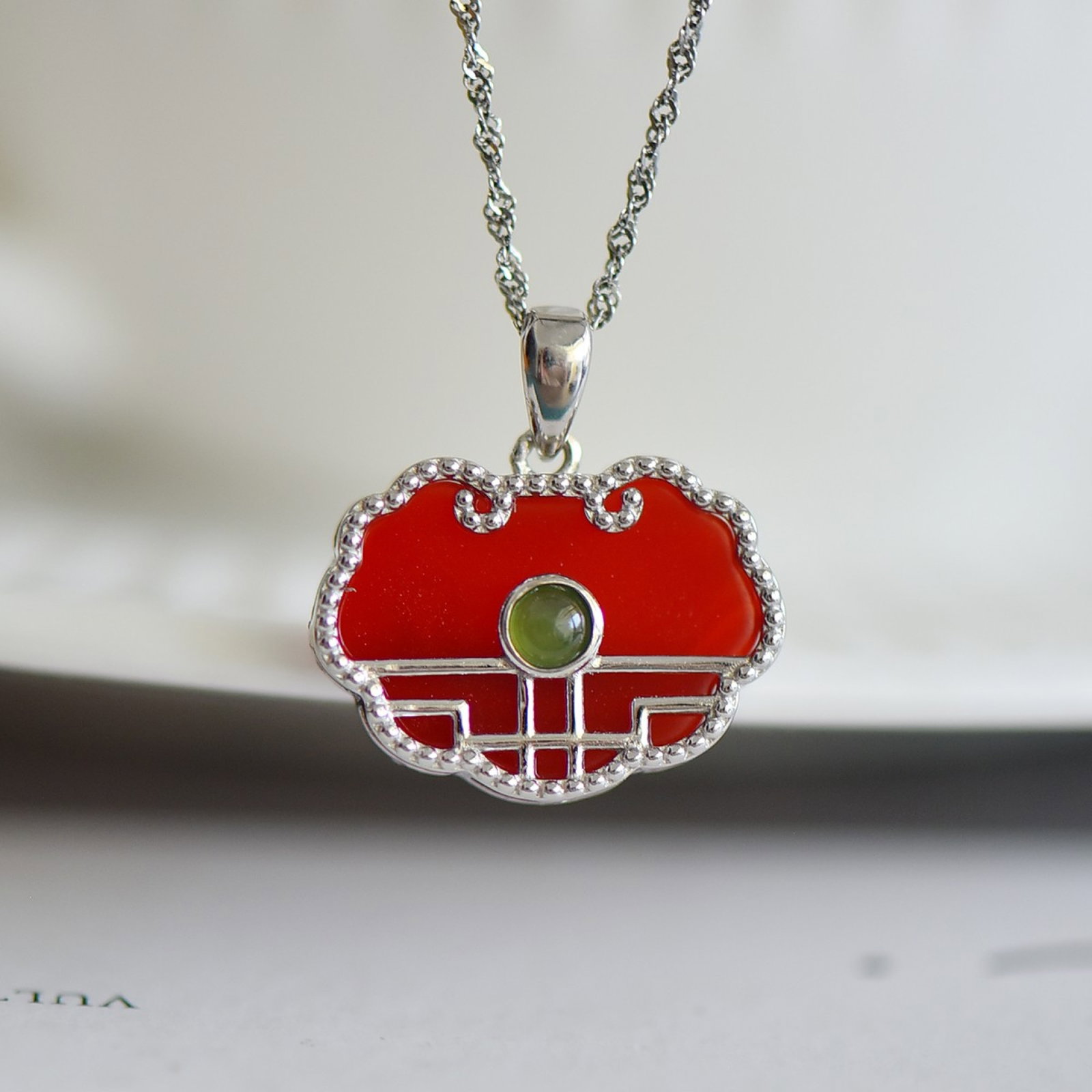 An Exquisite Sterling Silver Inlaid Red Agate Necklace: An Exquisite Sterling Silver Inlaid Red Agate Necklace,Size:0.5inx0.7in 纯银镶红玛瑙项链