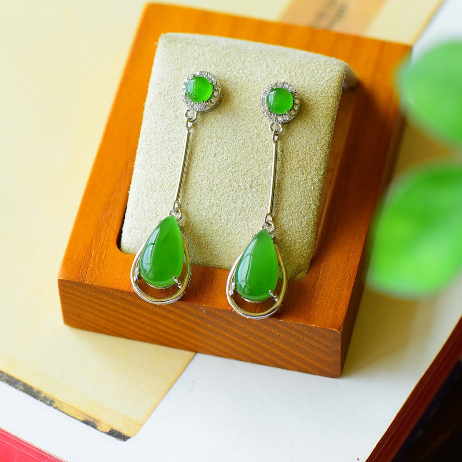 A Pair of Exquisite Sterling Silver Inlaid Jasper Earrings,Inlaid Diamond: A Pair of Exquisite Sterling Silver Inlaid Jasper Earrings,Inlaid Diamond,Size:0.5inx1.7in 一对纯银镶碧玉耳环,嵌钻石