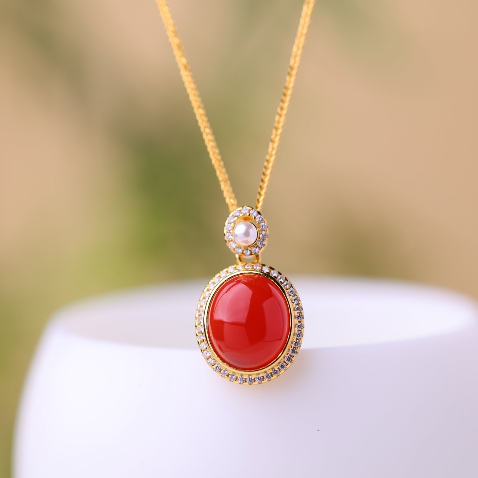 An Exquisite Sterling Silver-Gold Plated Inlaid Red Agate Necklace,Inlaid Diamond: An Exquisite Sterling Silver-Gold Plated Inlaid Red Agate Necklace,Inlaid Diamond,Size:0.4inx0.5in