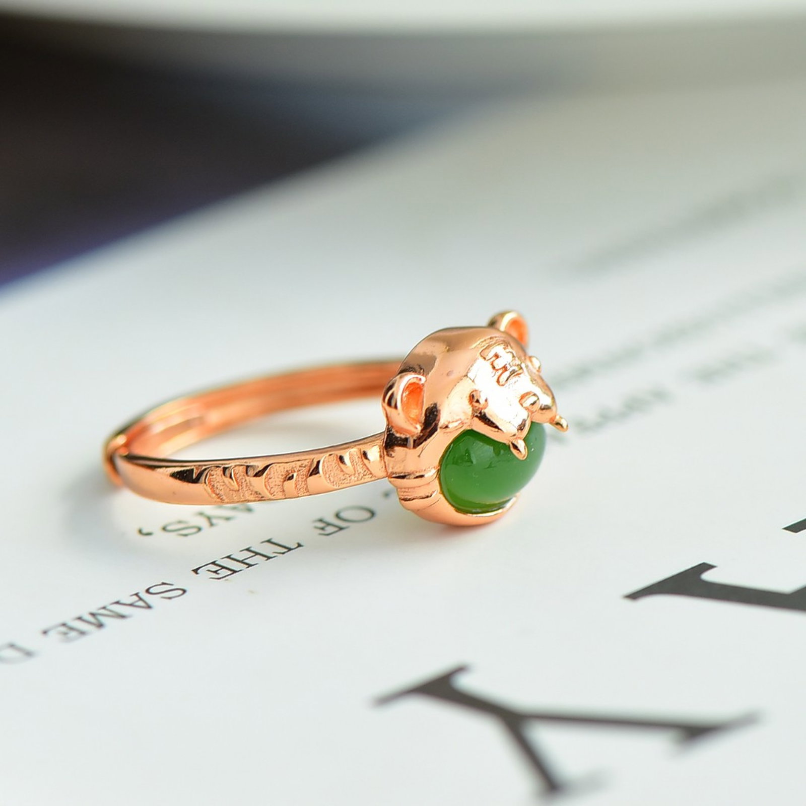 An Exquisite Sterling Silver-Gold Plated Inlaid Jasper Ring: An Exquisite Sterling Silver-Gold Plated Inlaid Jasper Ring , Size :0.2inx0.3in 纯银镀金镶碧玉戒指,尺寸:0.2inx0.3in