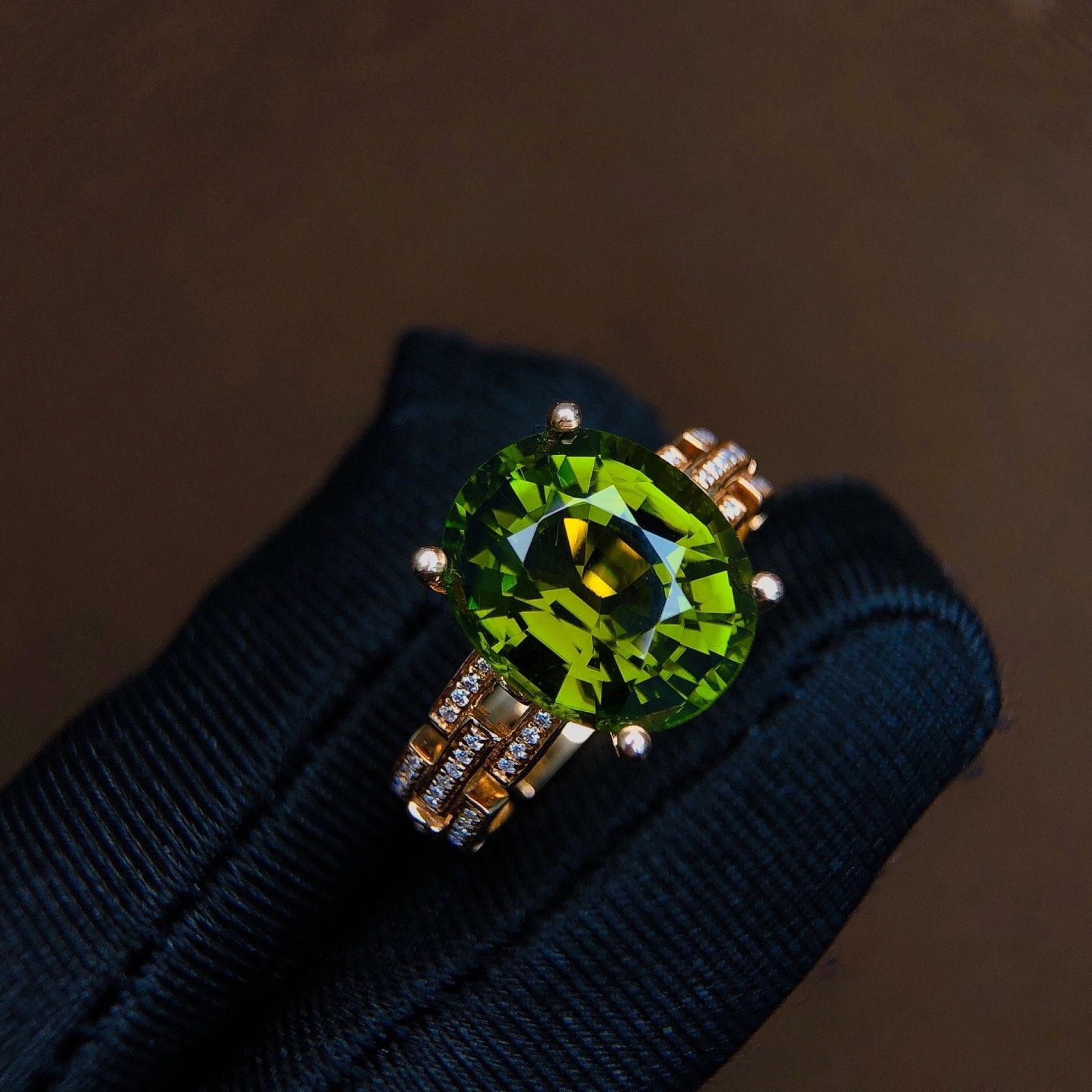 6.85Ctw Sterling Silver-Gold Plated Inlaid Natural Tourmaline Ring: 6.85Ctw Sterling Silver-Gold Plated Inlaid Natural Tourmaline Ring,Size:0.5inx0.4in 6.85Ctw纯银镀金嵌天然碧玺戒指