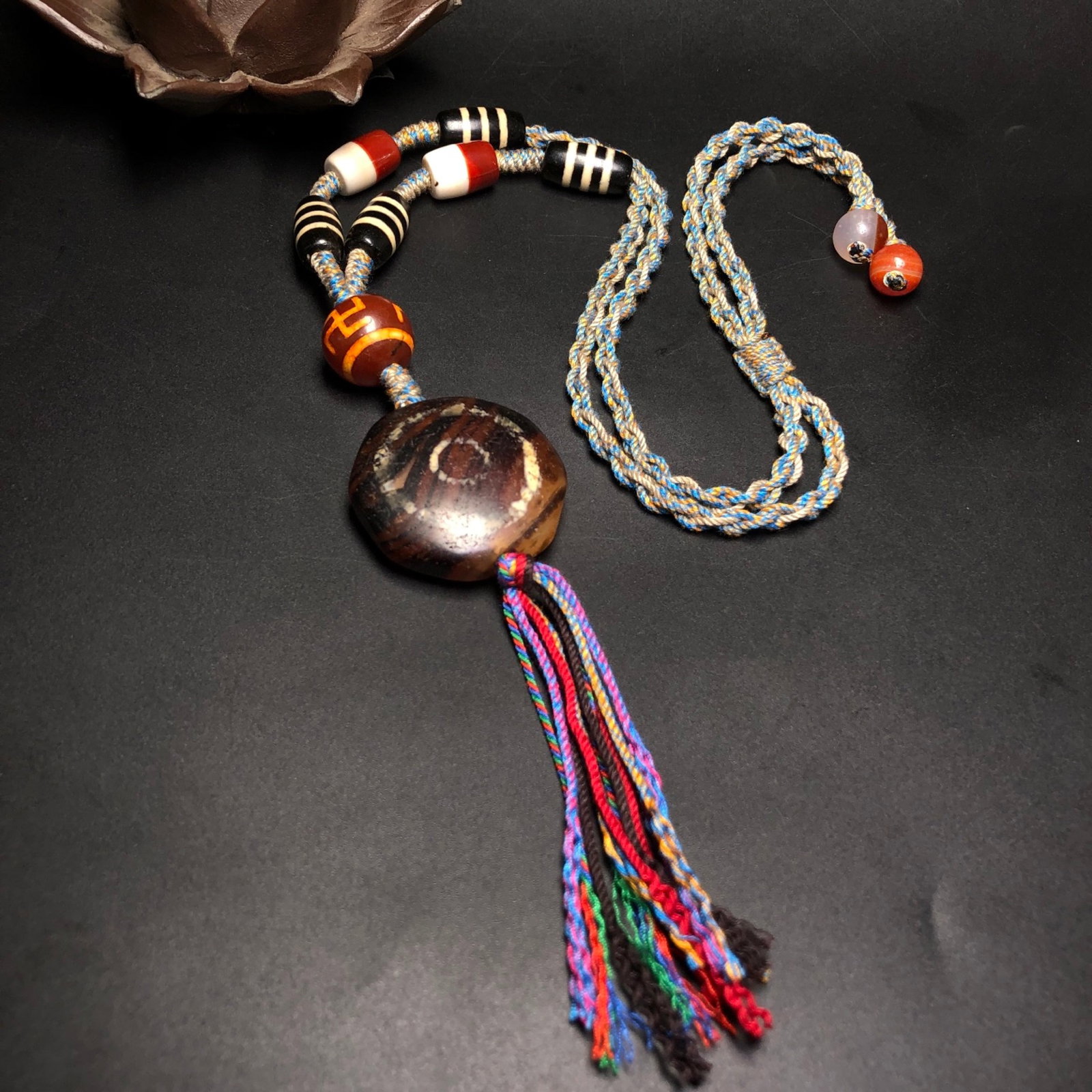A Precious Dzi Bead Necklace: A Precious Dzi Bead Necklace,Size:1.3inx0.6in 天珠项链
