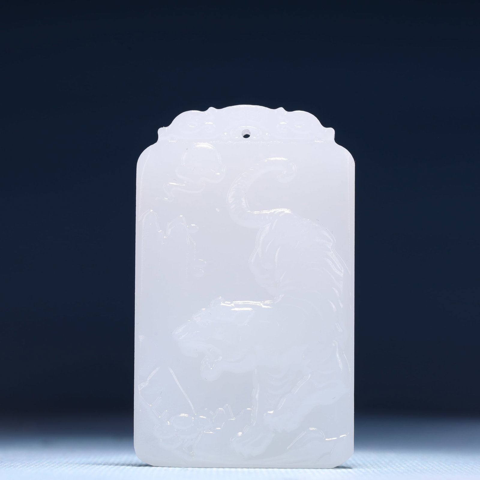 An Exquisite White Jade Tiger Pattern Pendant: An Exquisite White Jade Tiger Pattern Pendant,Size:1.6inx0.4inx2.4in,Weight:44g 白玉虎纹牌