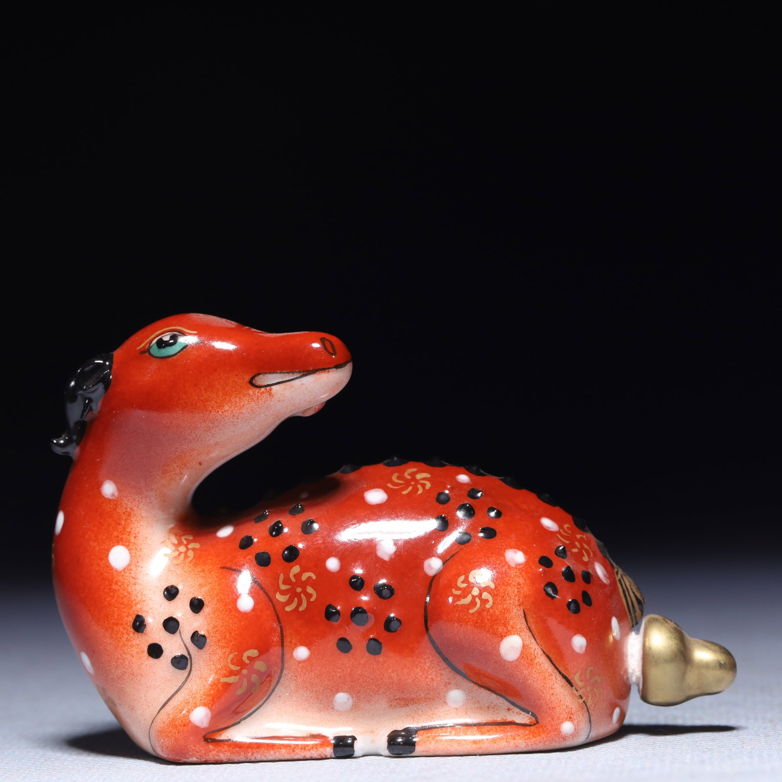 An Exquisite Famille-Rose Deer Snuff Bottle: An Exquisite Famille-Rose Deer Snuff Bottle,Qing Dynasty,China,Qianlong Four-character Mark,Size:3.3inx1inx2in,Weight:62g 粉彩鹿鼻烟壶,中国清É
