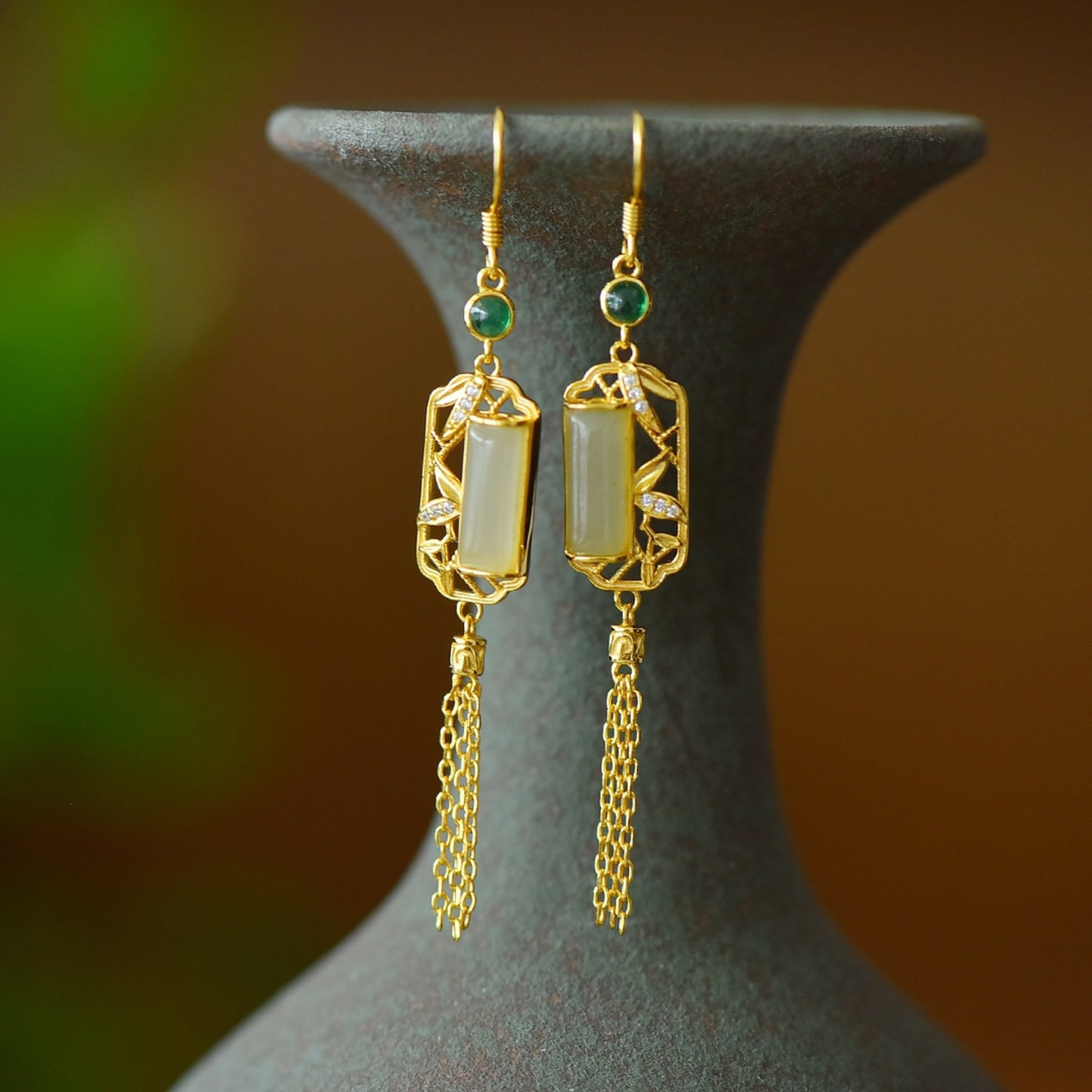 A Pair of Exquisite Sterling Silver-Gold Plated Inlaid White Jade Earrings: A Pair of Exquisite Sterling Silver-Gold Plated Inlaid White Jade Earrings,Size:0.2inx0.5in 一对纯银镀金镶白玉耳环