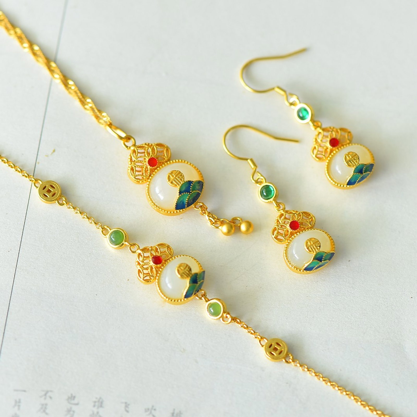 A Set of Fine Sterling Silver-Gold Plated Inlaid White Jade Jewelrys: A Set of Fine Sterling Silver-Gold Plated Inlaid White Jade Jewelrys 一套纯银镀金镶白玉首饰
