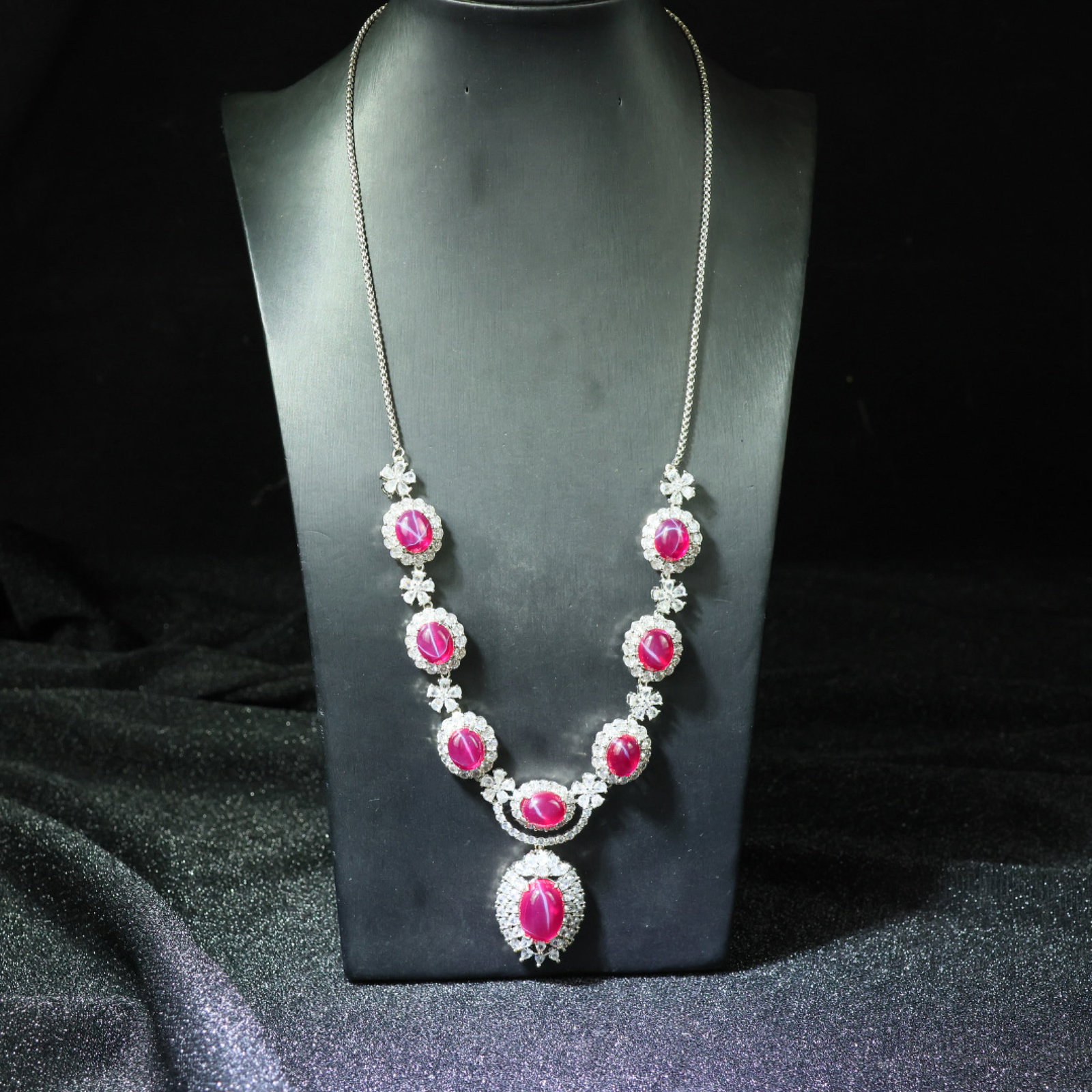 An Exquisite Necklace: An Exquisite Necklace 一个精美的项链