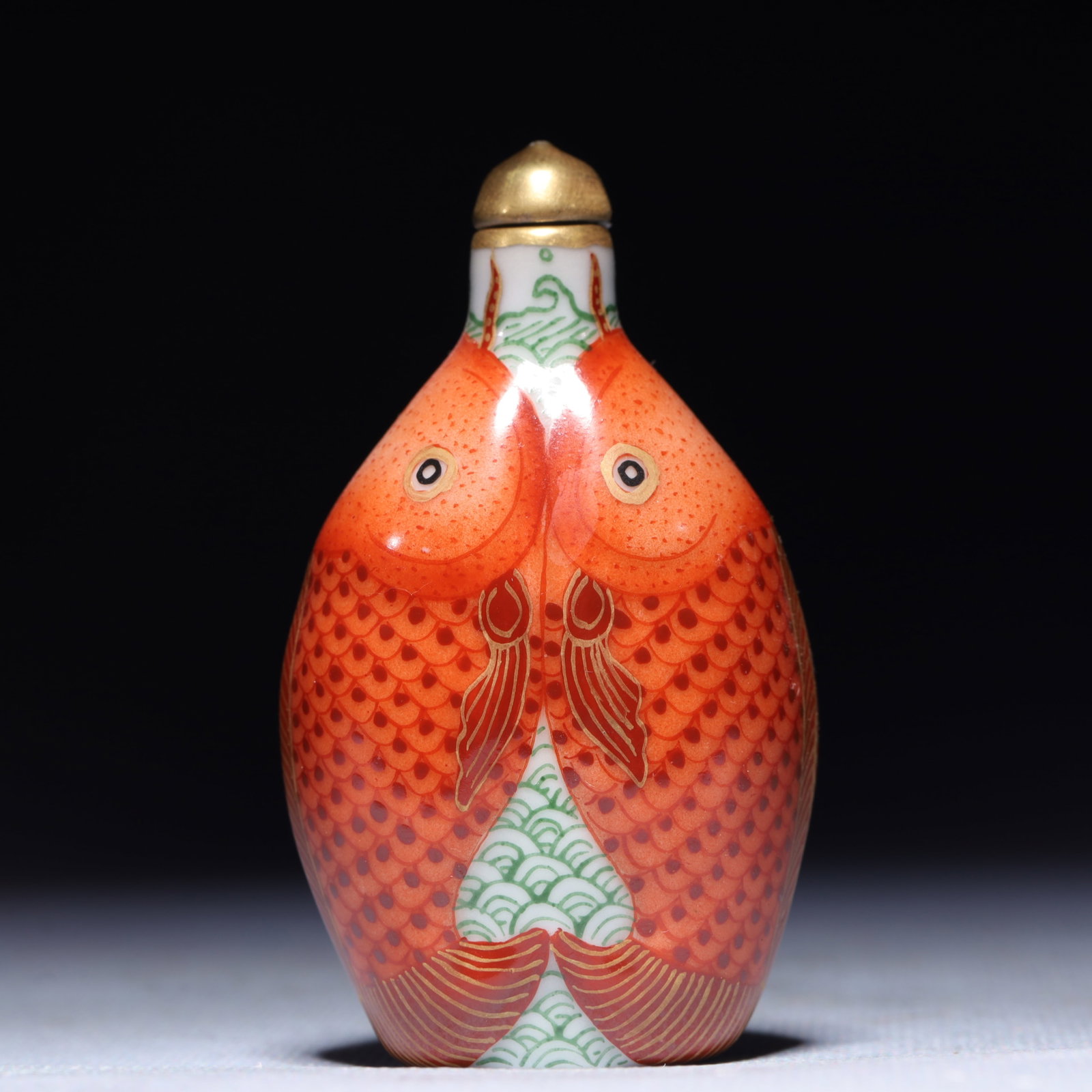 An Exquisite Famille-Rose Fish Pattern Snuff Bottle: An Exquisite Famille-Rose Fish Pattern Snuff Bottle,Qing Dynasty,China,Qianlong Four-character Mark,Size:1.6inx1inx3in,Weight:58.3g