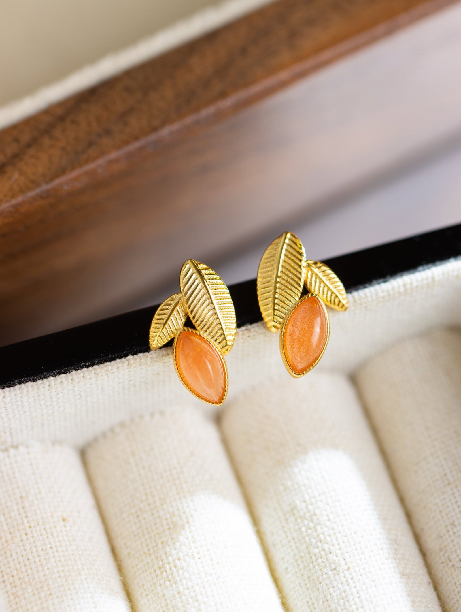 A Pair of Exquisite Sterling Silver-Gold Plated Inlaid Agate Earrings: A Pair of Exquisite Sterling Silver-Gold Plated Inlaid Agate Earrings 一对纯银镀金镶玛瑙耳钉