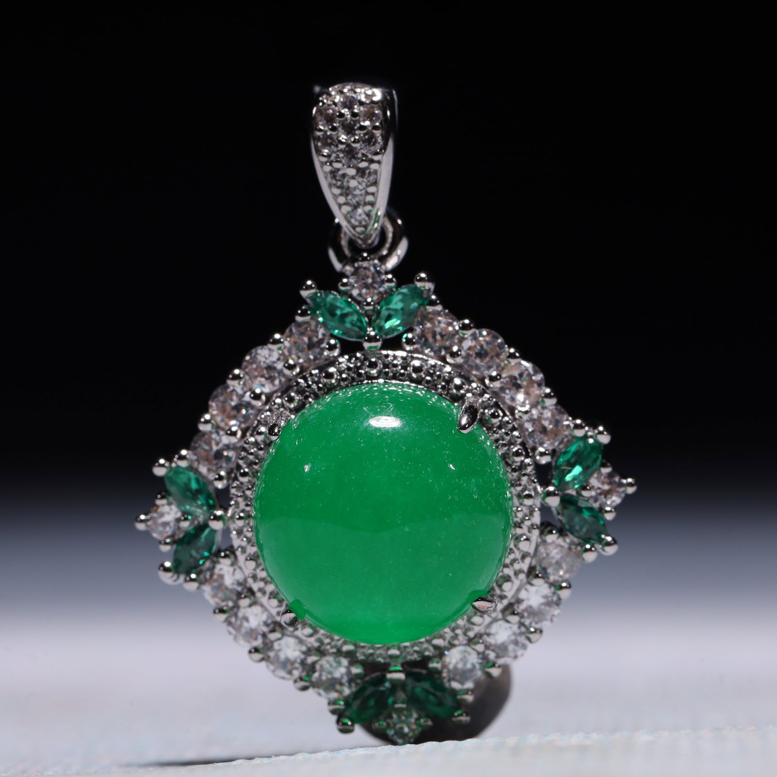 An Exquisite Pendant,Inlaid Gems: An Exquisite Pendant,Inlaid Gems,Size:1inx0.4inx1.2in,Weight:7.9g 一个精美的吊坠,镶宝石