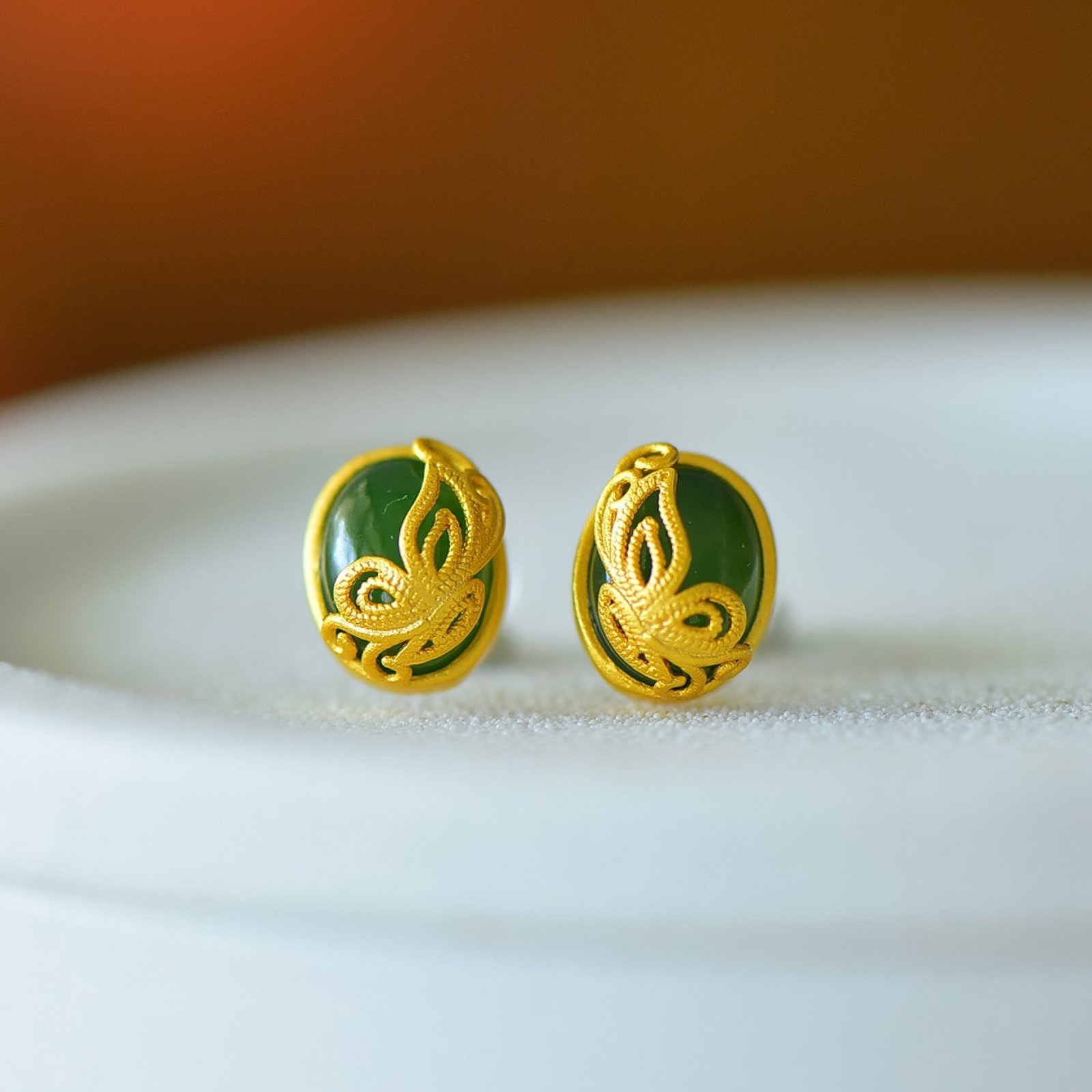A Pair of Exquisite Sterling Silver-Gold Plated Inlaid Jasper Earrings: A Pair of Exquisite Sterling Silver-Gold Plated Inlaid Jasper Earrings 一对纯银镀金镶碧玉耳钉