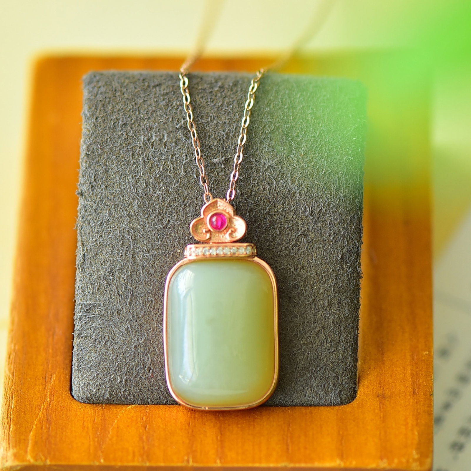 An Exquisite Sterling Silver-Gold Plated Inlaid White Jade Necklace,Inlaid Diamond: An Exquisite Sterling Silver-Gold Plated Inlaid White Jade Necklace,Inlaid Diamond,Size:0.6inx1.1in 纯银镀金镶白玉项链,嵌钻石