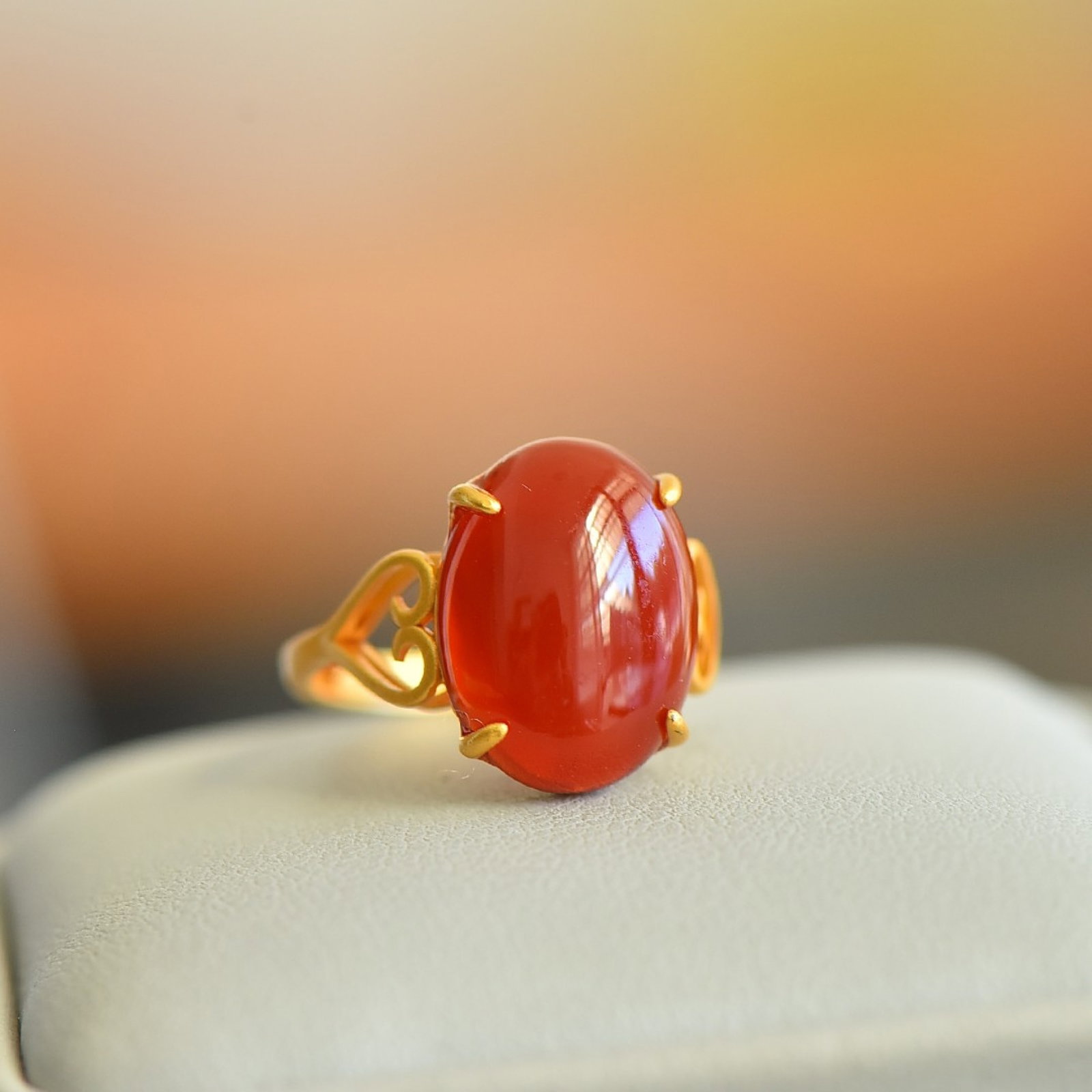 An Exquisite Sterling Silver-Gold Plated Inlaid Agate Ring: An Exquisite Sterling Silver-Gold Plated Inlaid Agate Ring,Size:0.5inx0.6in 纯银镀金镶玛瑙戒指