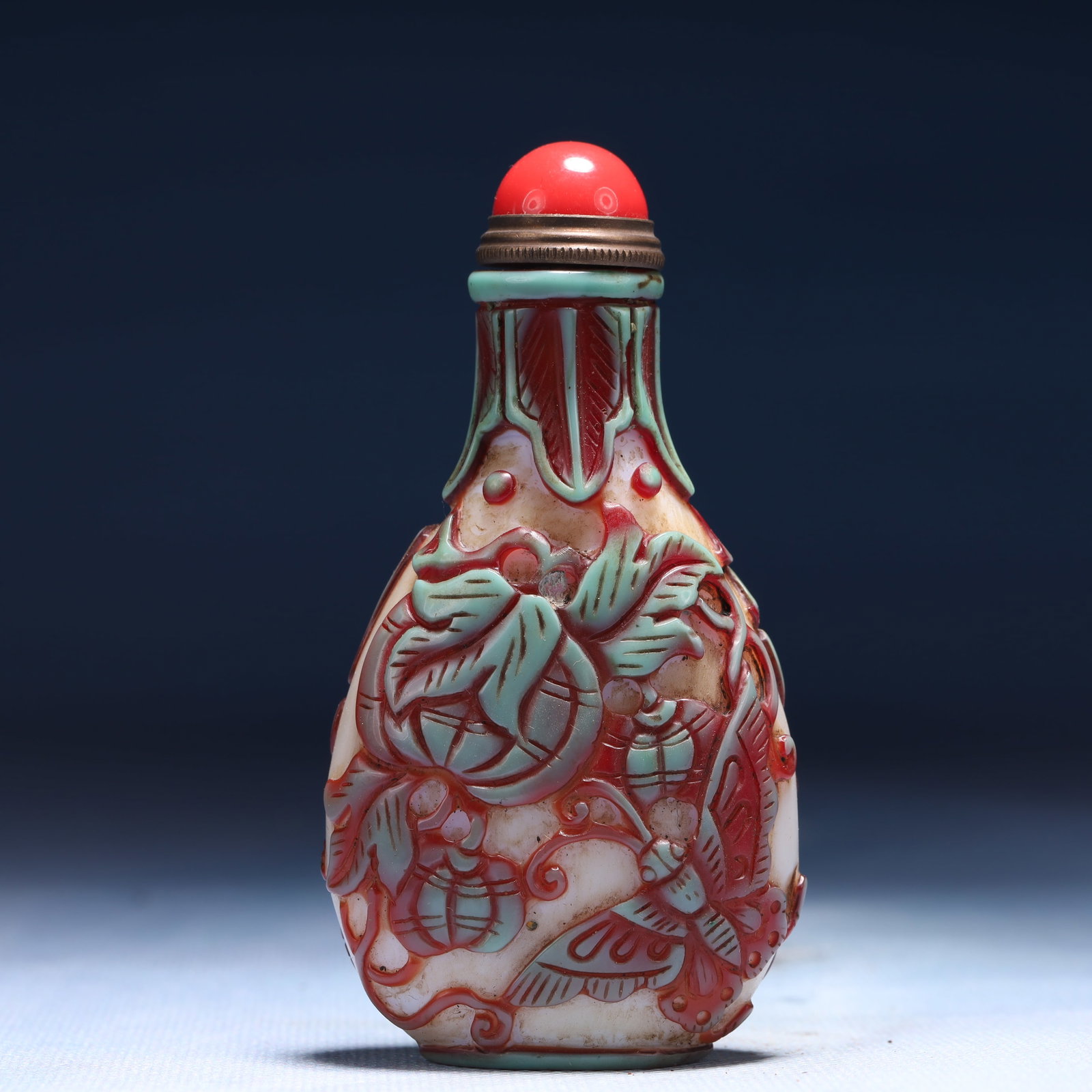 An Exquisite Glass Squirrel and Grapes Pattern Snuff Bottle (1 of 7)