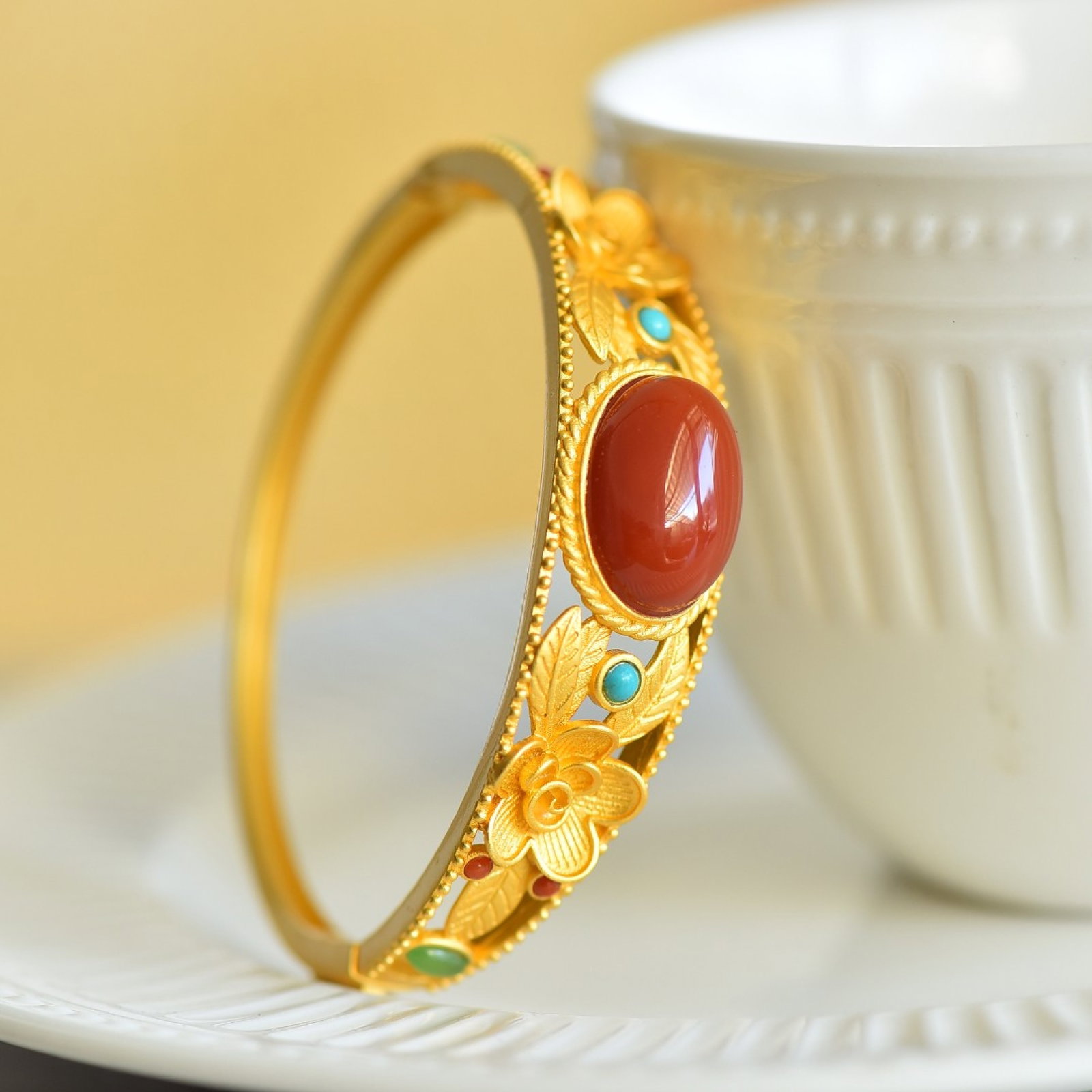 An Exquisite Sterling Silver-Gold Plated Inlaid Agate Bracelets,Inlaid Turquoise: An Exquisite Sterling Silver-Gold Plated Inlaid Agate Bracelets,Inlaid Turquoise,Size:0.5inx0.7in 纯银镀金镶玛瑙手镯,嵌绿松ĳ