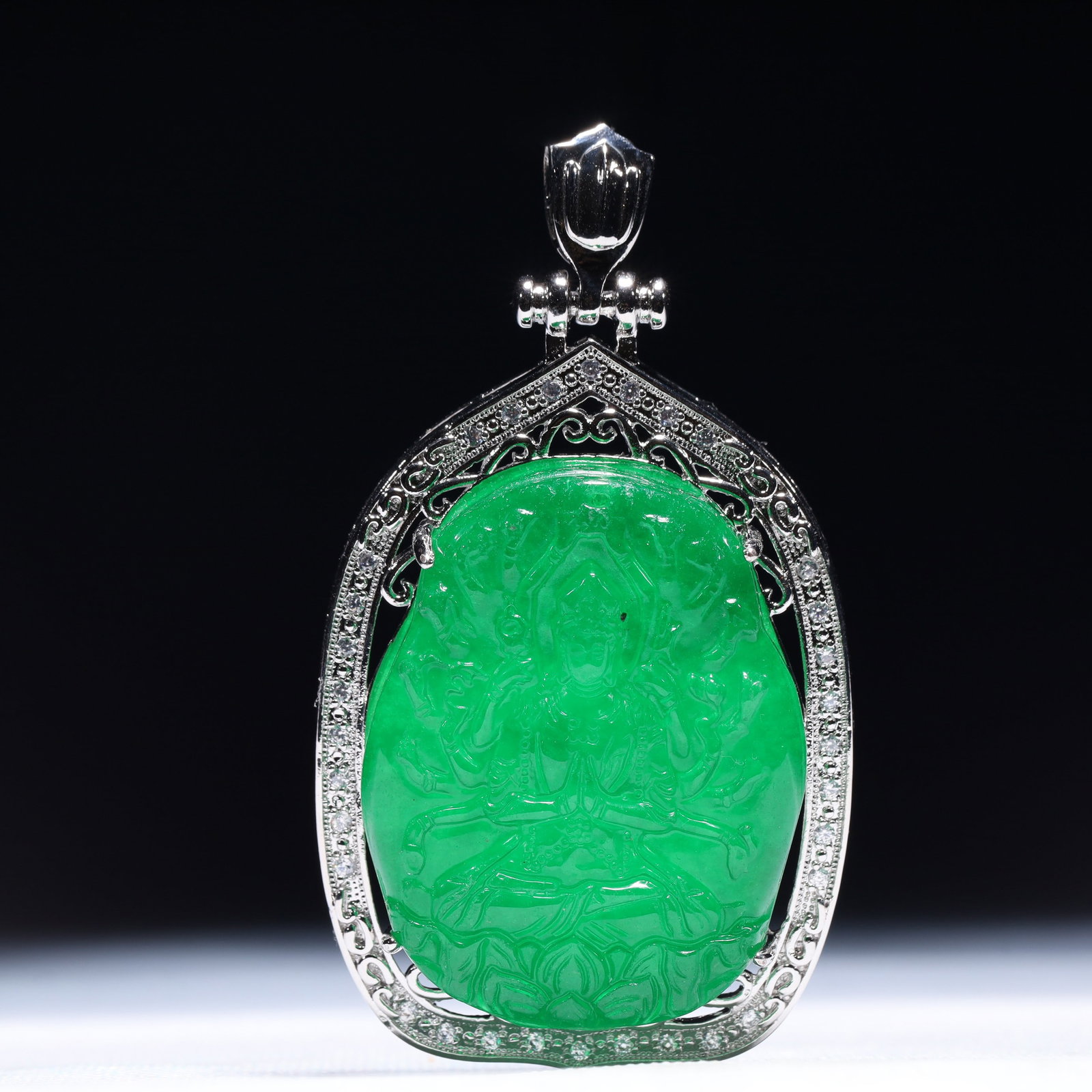 An Exquisite Statue of Avalokitesvara Pendant,Inlaid Gems: An Exquisite Statue of Avalokitesvara Pendant,Inlaid Gems,Size:2inx0.6inx3.5in,Weight:79.4g 一个精美的观音像吊坠,镶宝石