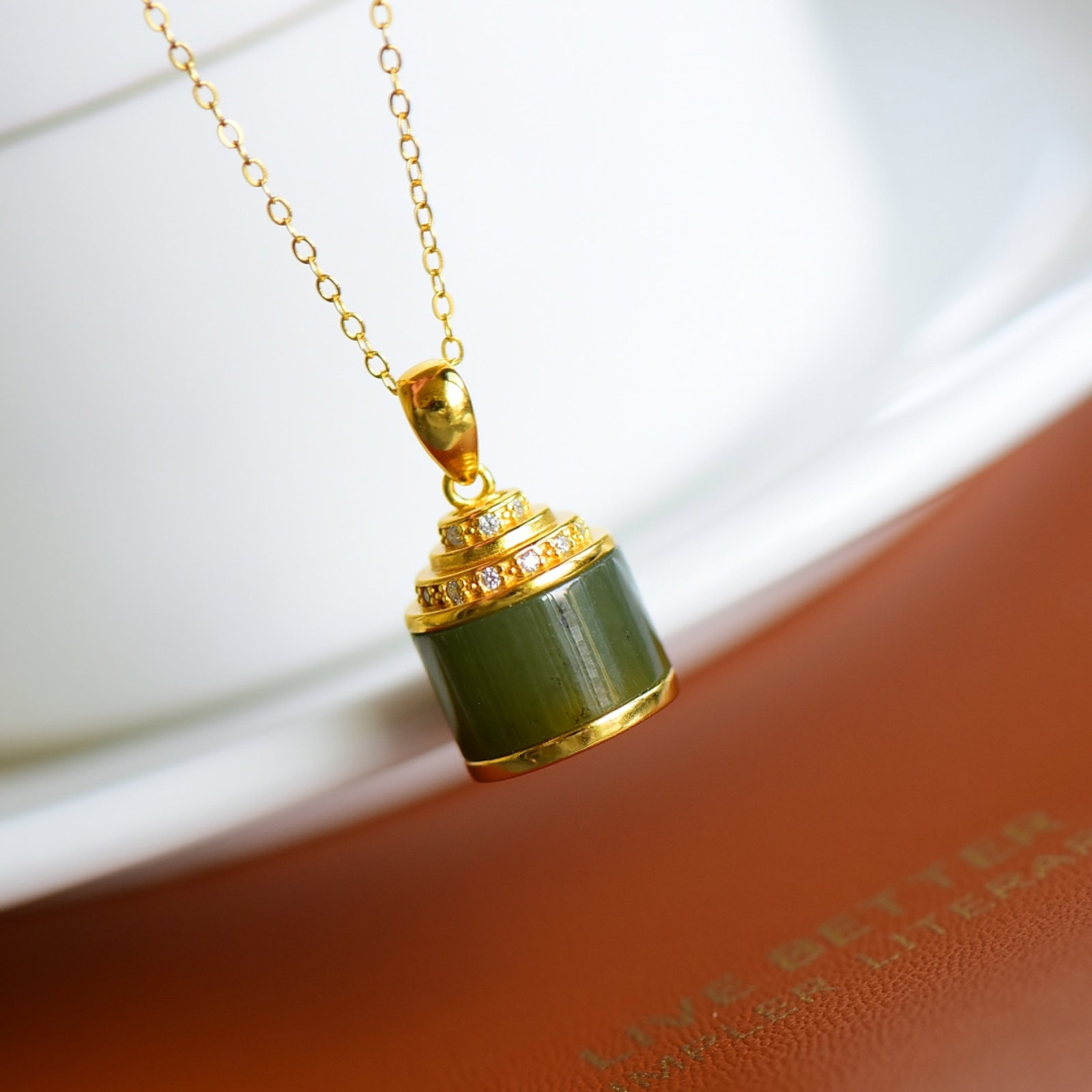 An Exquisite Sterling Silver-Gold Plated Inlaid Jasper Necklace,Inlaid Diamond: An Exquisite Sterling Silver-Gold Plated Inlaid Jasper Necklace,Inlaid Diamond,Size:0.3inx0.5in 纯银镀金镶碧玉项链,嵌钻石
