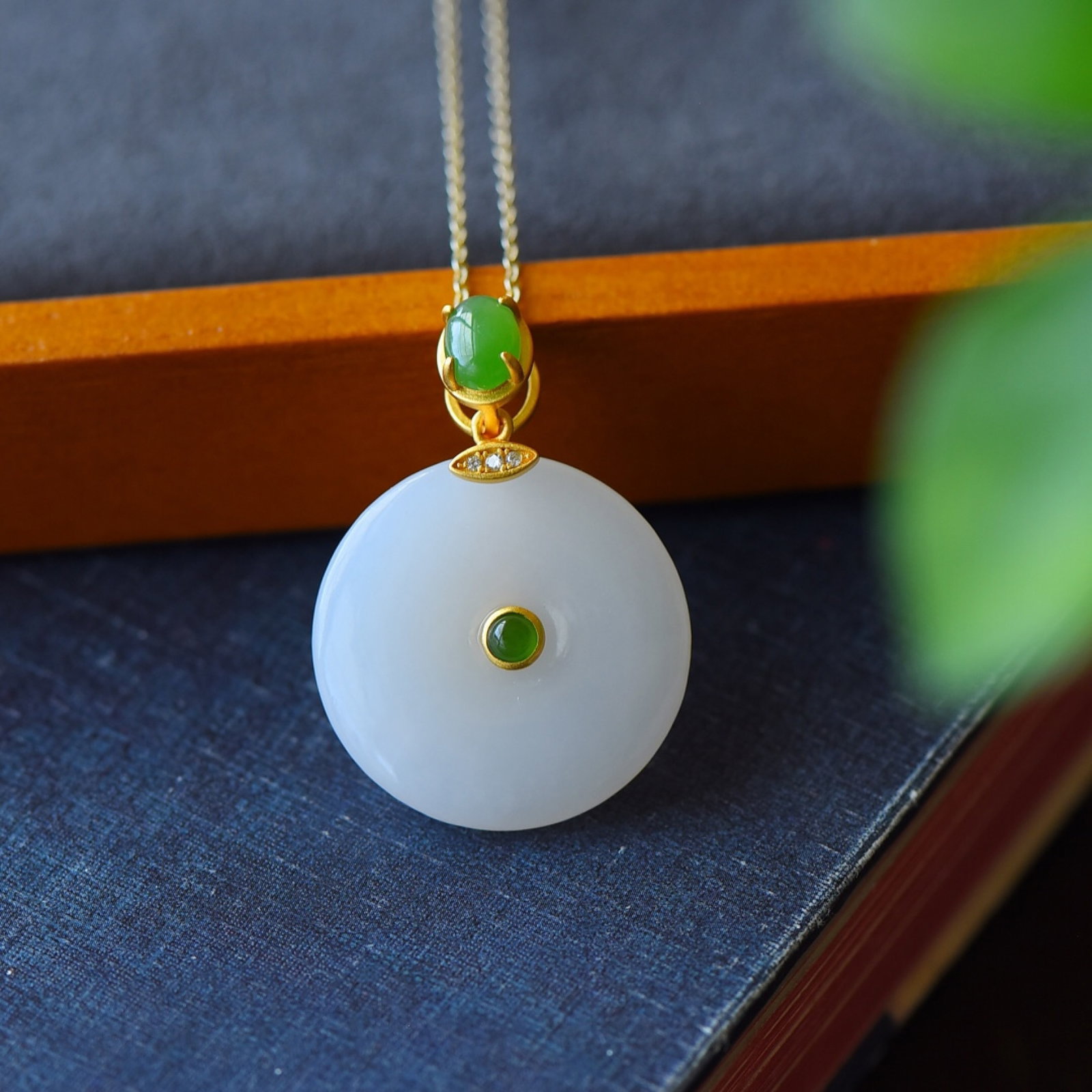 An Exquisite Sterling Silver-Gold Plated Inlaid White Jade Necklace,Inlaid Diamond: An Exquisite Sterling Silver-Gold Plated Inlaid White Jade Necklace,Inlaid Diamond,Size:1inx1.4in 纯银镀金镶白玉项链,嵌钻石