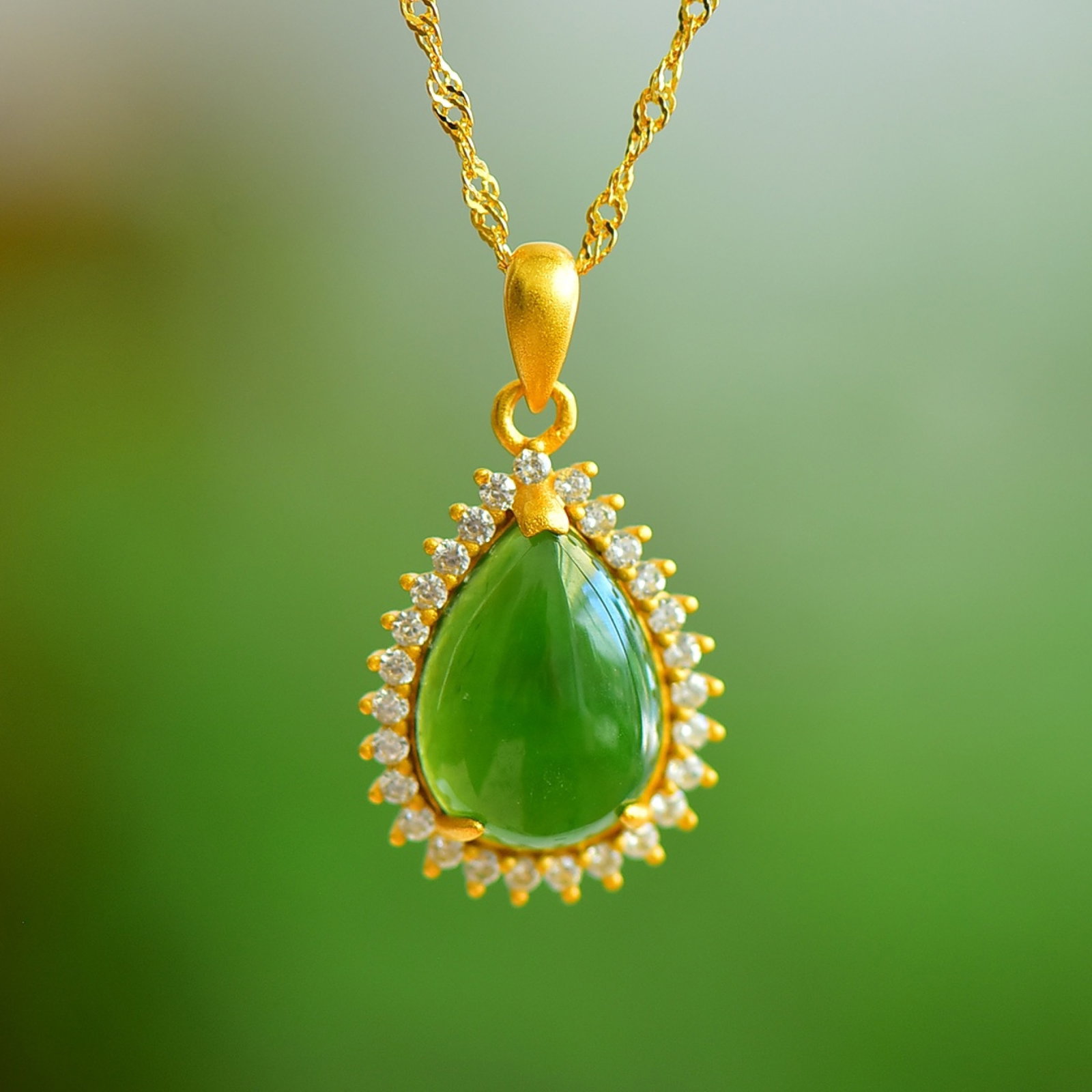 An Exquisite Sterling Silver-Gold Plated Inlaid Jasper Pendant,Inlaid Diamond: An Exquisite Sterling Silver-Gold Plated Inlaid Jasper Pendant,Inlaid Diamond 纯银镀金镶碧玉项链,嵌钻石