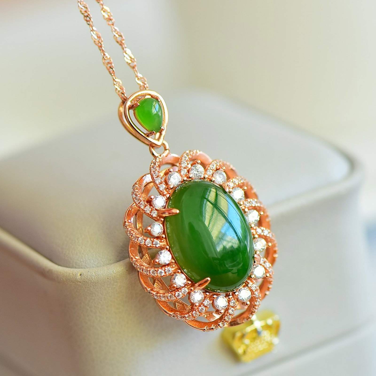 An Exquisite Sterling Silver Inlaid Jasper Necklace,Inlaid Diamond: An Exquisite Sterling Silver Inlaid Jasper Necklace,Inlaid Diamond,Size:0.5inx0.7in 纯银镶碧玉项链,嵌钻石