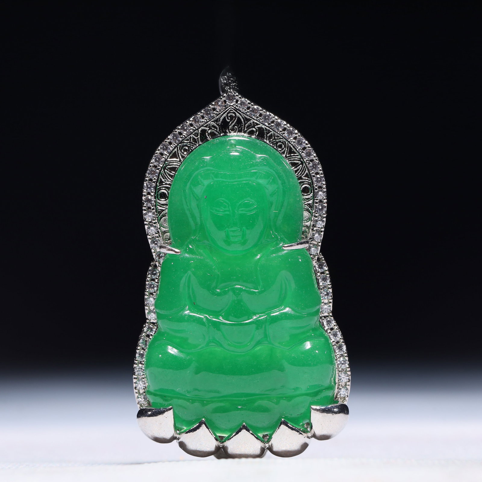 An Exquisite Statue of Avalokitesvara Pendant,Inlaid Gems: An Exquisite Statue of Avalokitesvara Pendant,Inlaid Gems,Size:1.4inx0.4inx2.4in,Weight:36g 一个精美的观音像吊坠,镶宝石