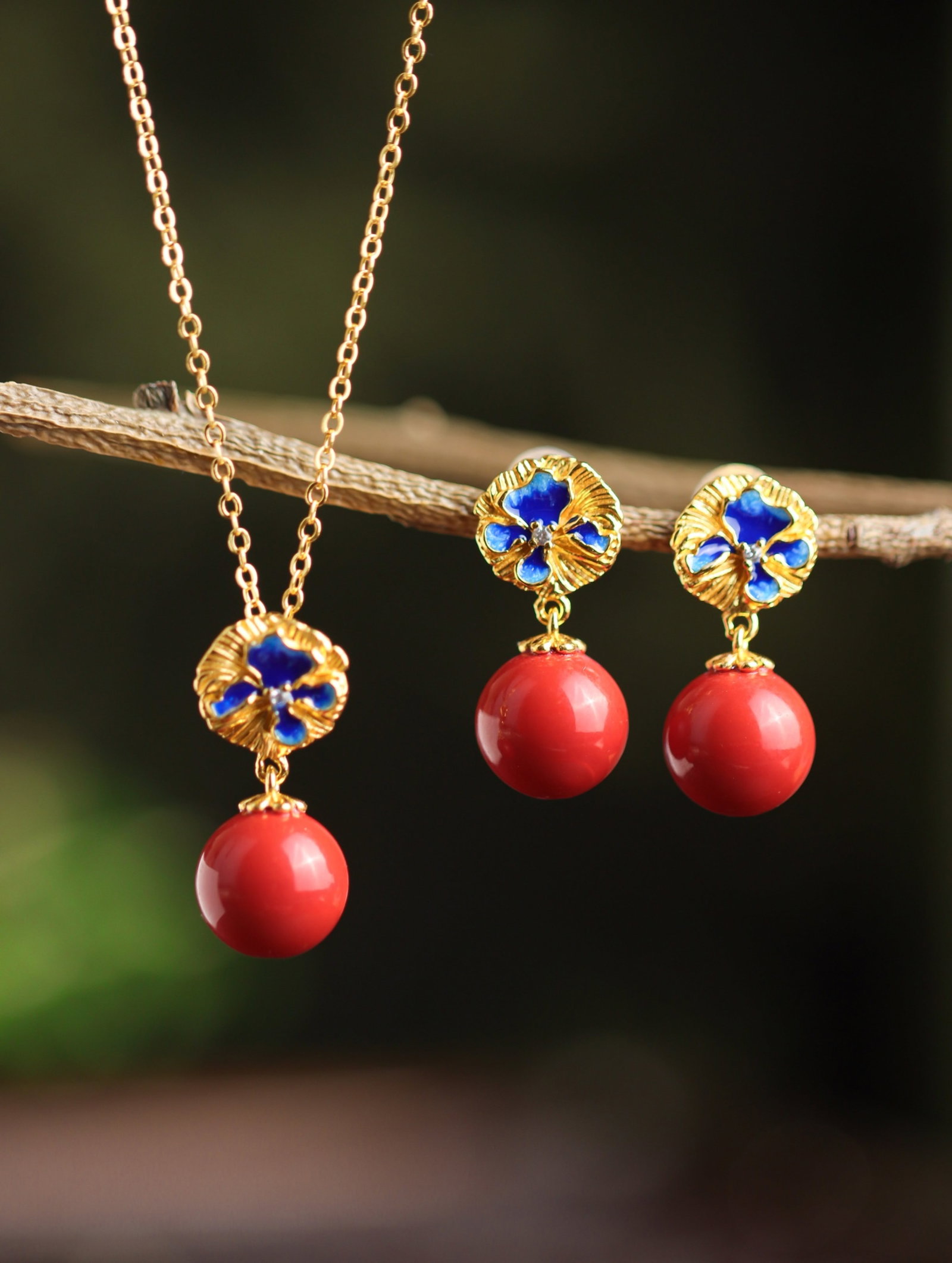 A Set of Fine Sterling Silver-Gold Plated Inlaid Cinnabar Enamel Jewelrys: A Set of Fine Sterling Silver-Gold Plated Inlaid Cinnabar Enamel Jewelrys 一套纯银镀金镶朱砂珐琅首饰