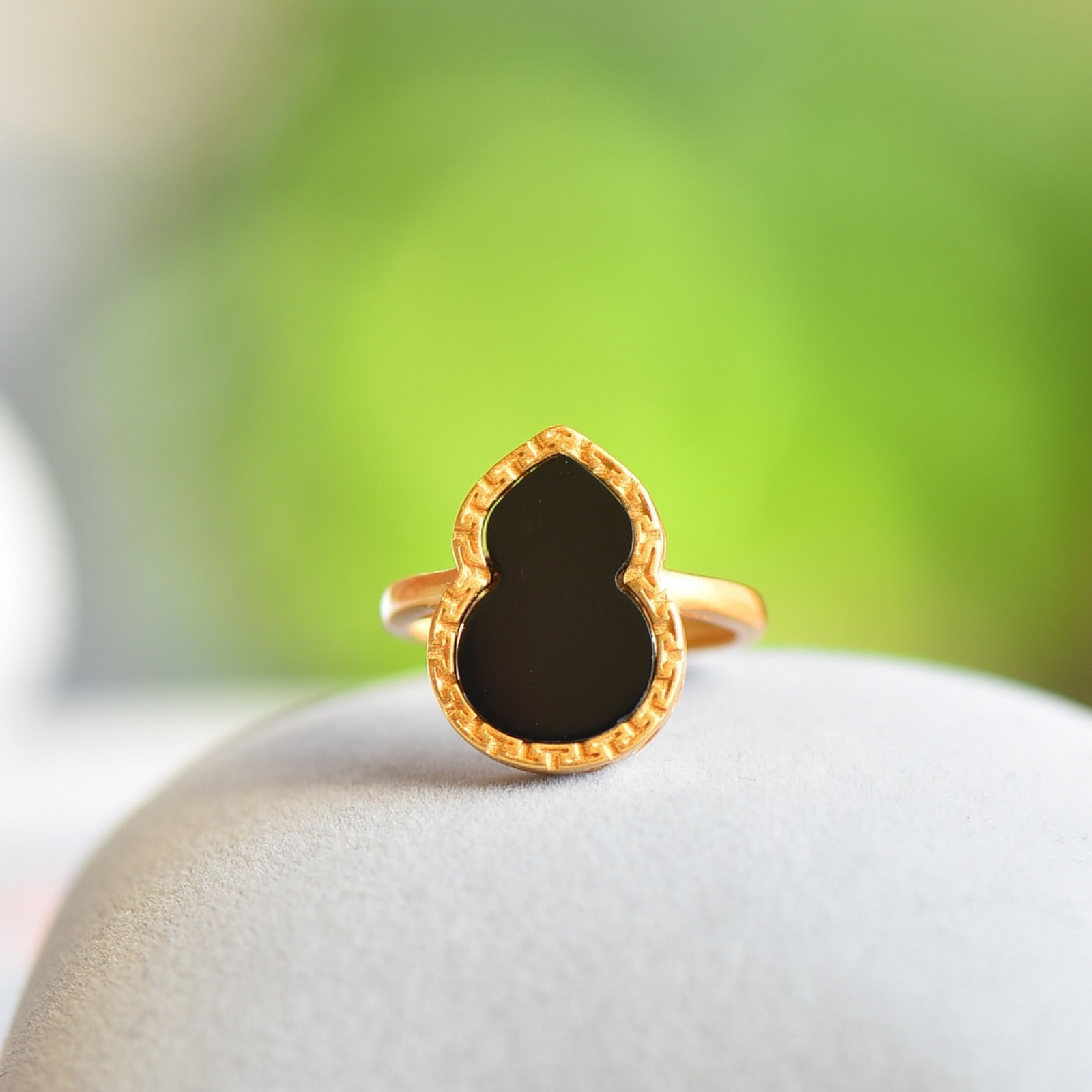 An Exquisite Sterling Silver-Gold Plated Inlaid Black Jade Ring: An Exquisite Sterling Silver-Gold Plated Inlaid Black Jade Ring,Size:0.5inx0.7in 纯银镀金镶墨玉戒指