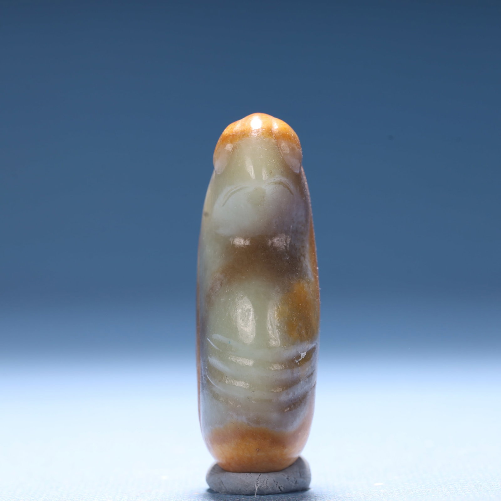 An Archaic Hongshan Culture Yellow Jade Bird Ornament: An Archaic Hongshan Culture Yellow Jade Bird Ornament,Ancient Time,China,Size:1.1inx0.7inx2.2in,Weight:43.1g 红山文化黄玉鸟摆件,中国&#