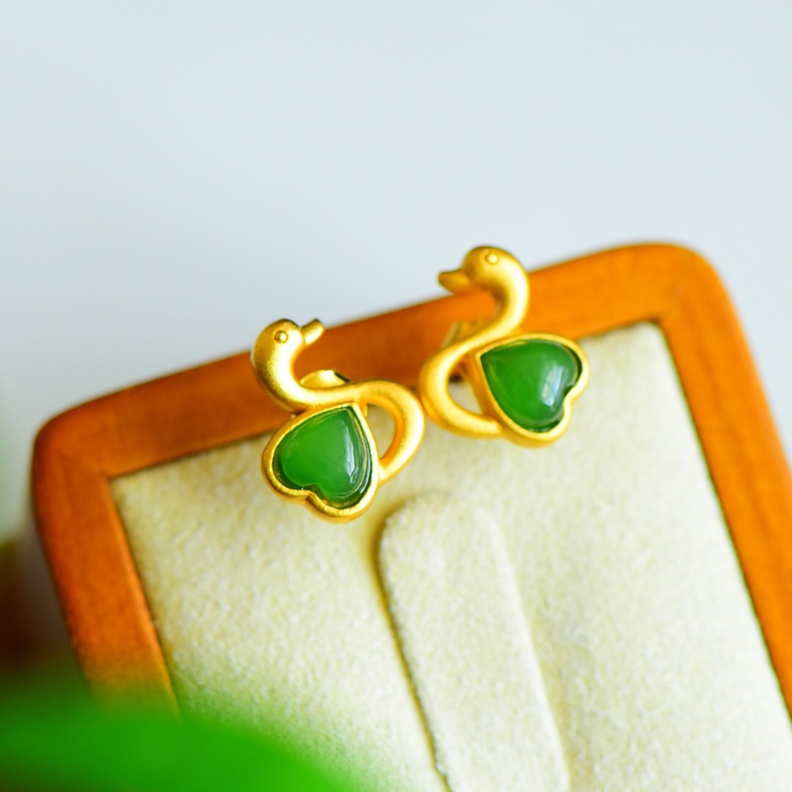 A Pair of Exquisite Sterling Silver-Gold Plated Inlaid Jasper Earrings: A Pair of Exquisite Sterling Silver-Gold Plated Inlaid Jasper Earrings 一对纯银镀金镶碧玉耳钉